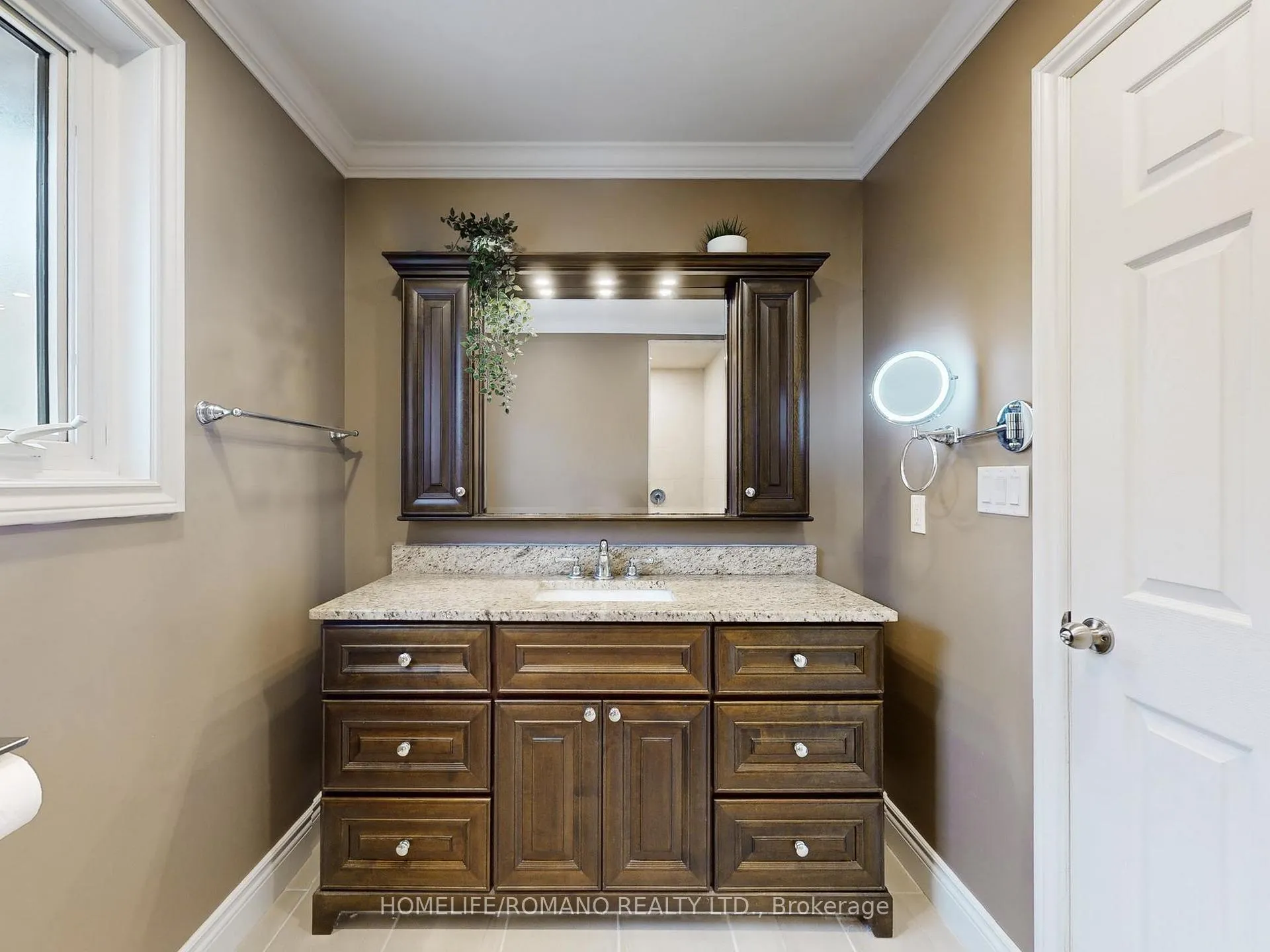 Photo 35 of 686 Irwin Crescent, Newmarket, Huron Heights-Leslie Valley — HOMEH