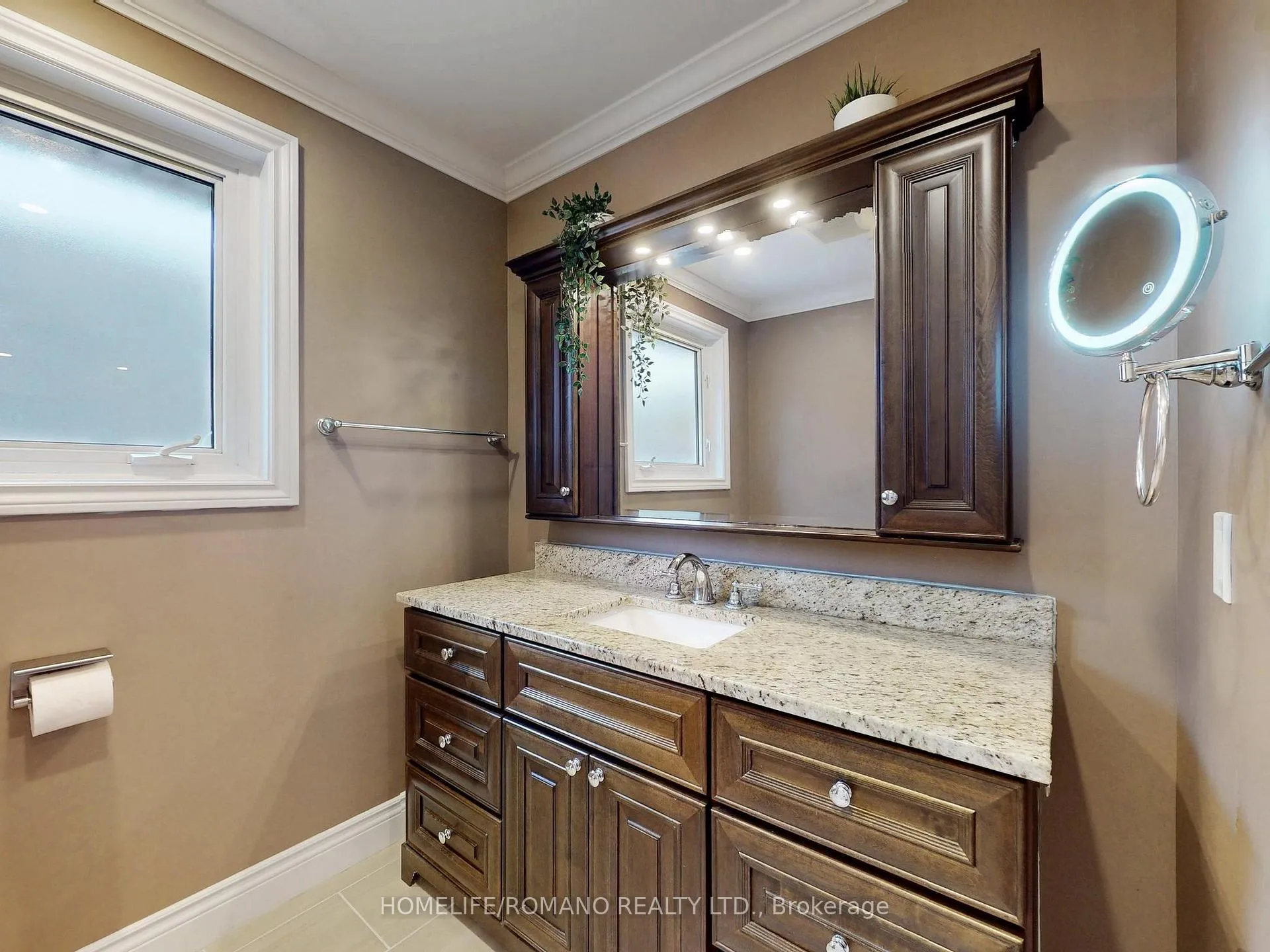 Photo 36 of 686 Irwin Crescent, Newmarket, Huron Heights-Leslie Valley — HOMEH