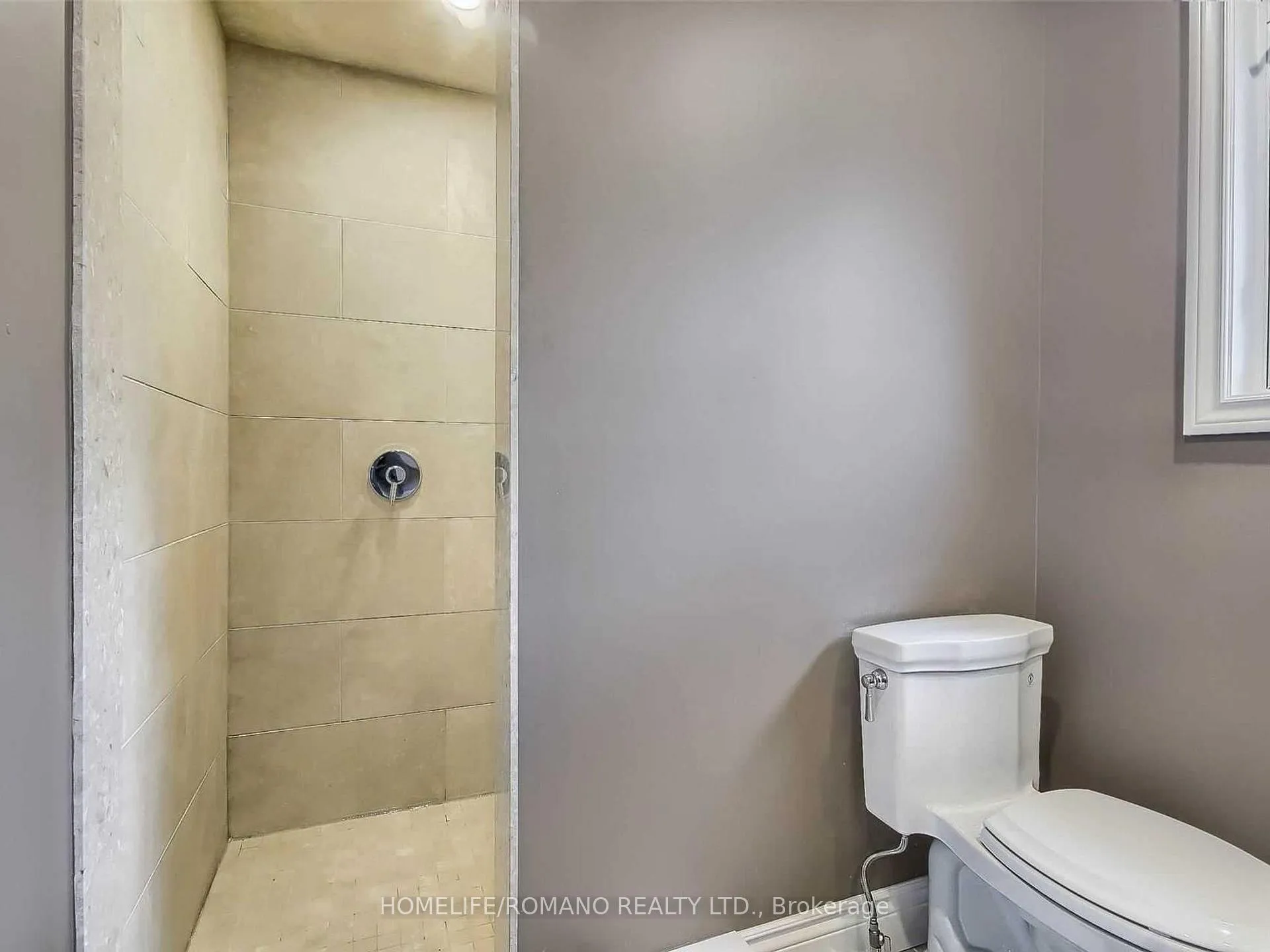 Photo 37 of 686 Irwin Crescent, Newmarket, Huron Heights-Leslie Valley — HOMEH