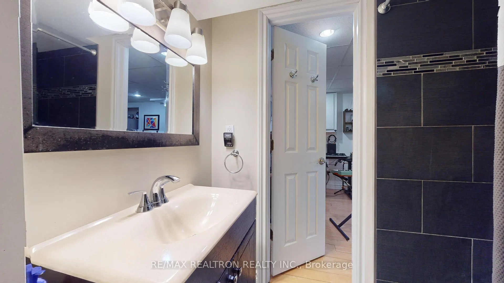 Photo 10 of Unit Lower, 855 Arnold Crescent, Newmarket, Gorham-College Manor — HOMEH