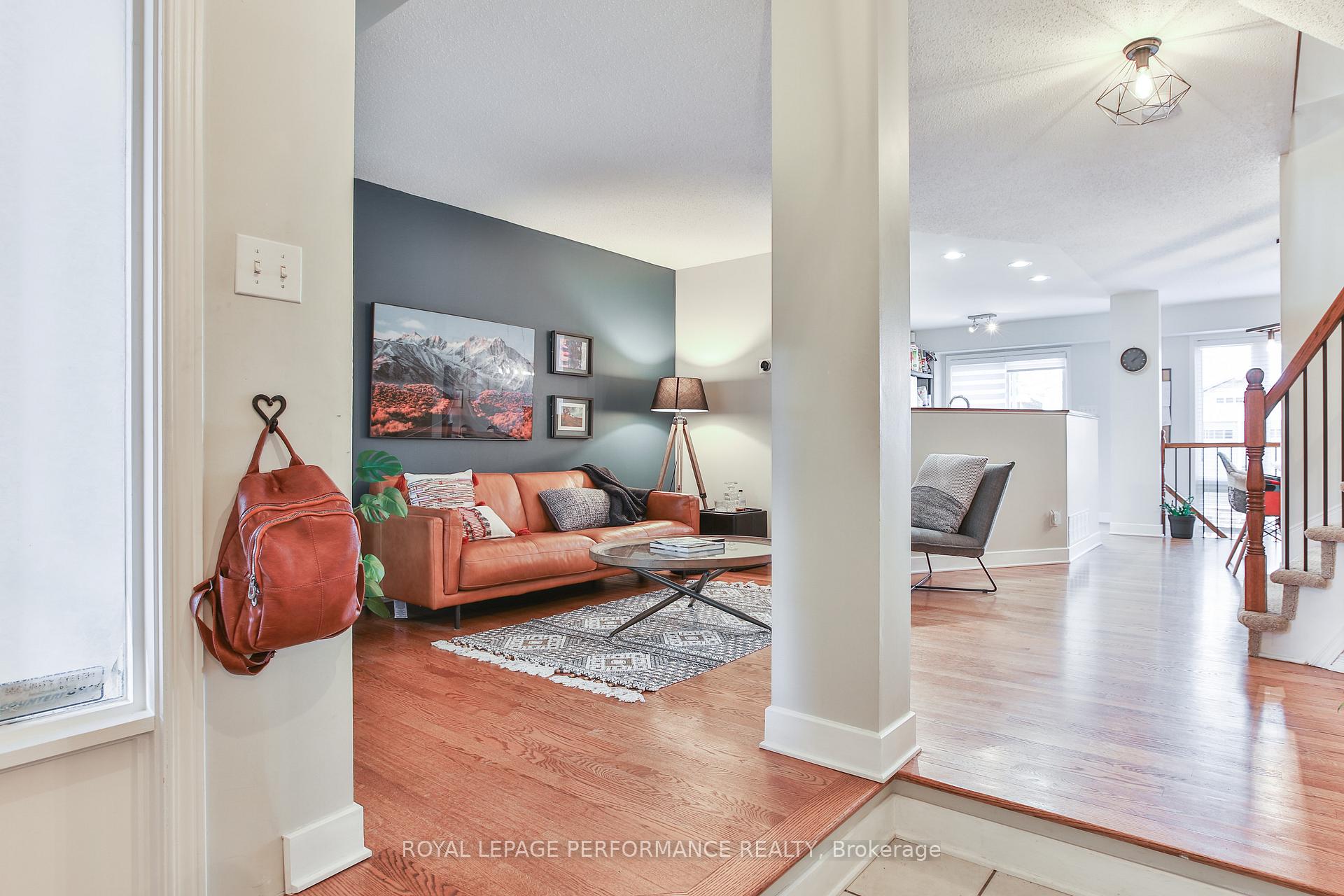 Photo 6 of 13 College Circle, Ottawa, Castle Heights — HOMEH