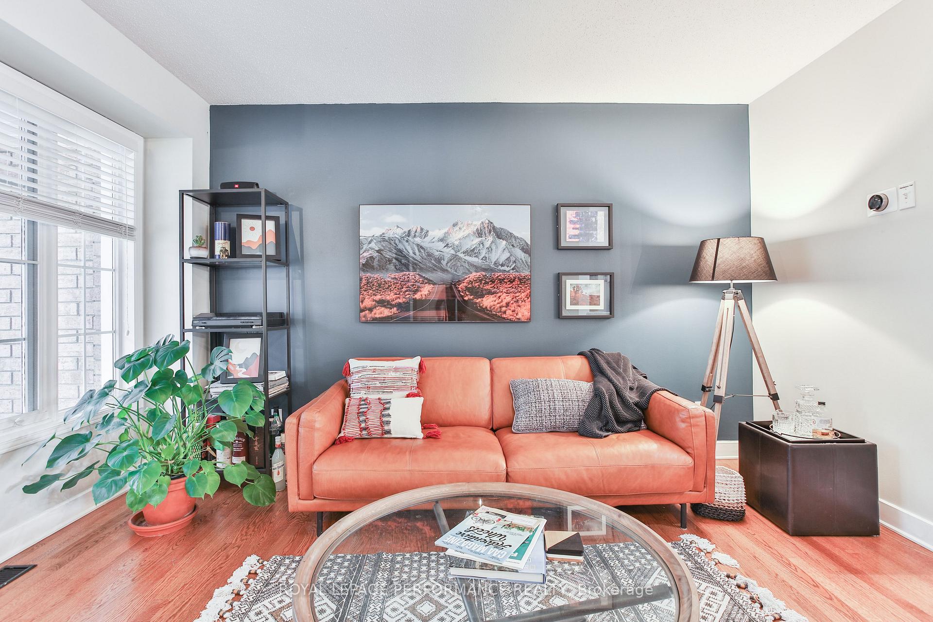 Photo 7 of 13 College Circle, Ottawa, Castle Heights — HOMEH