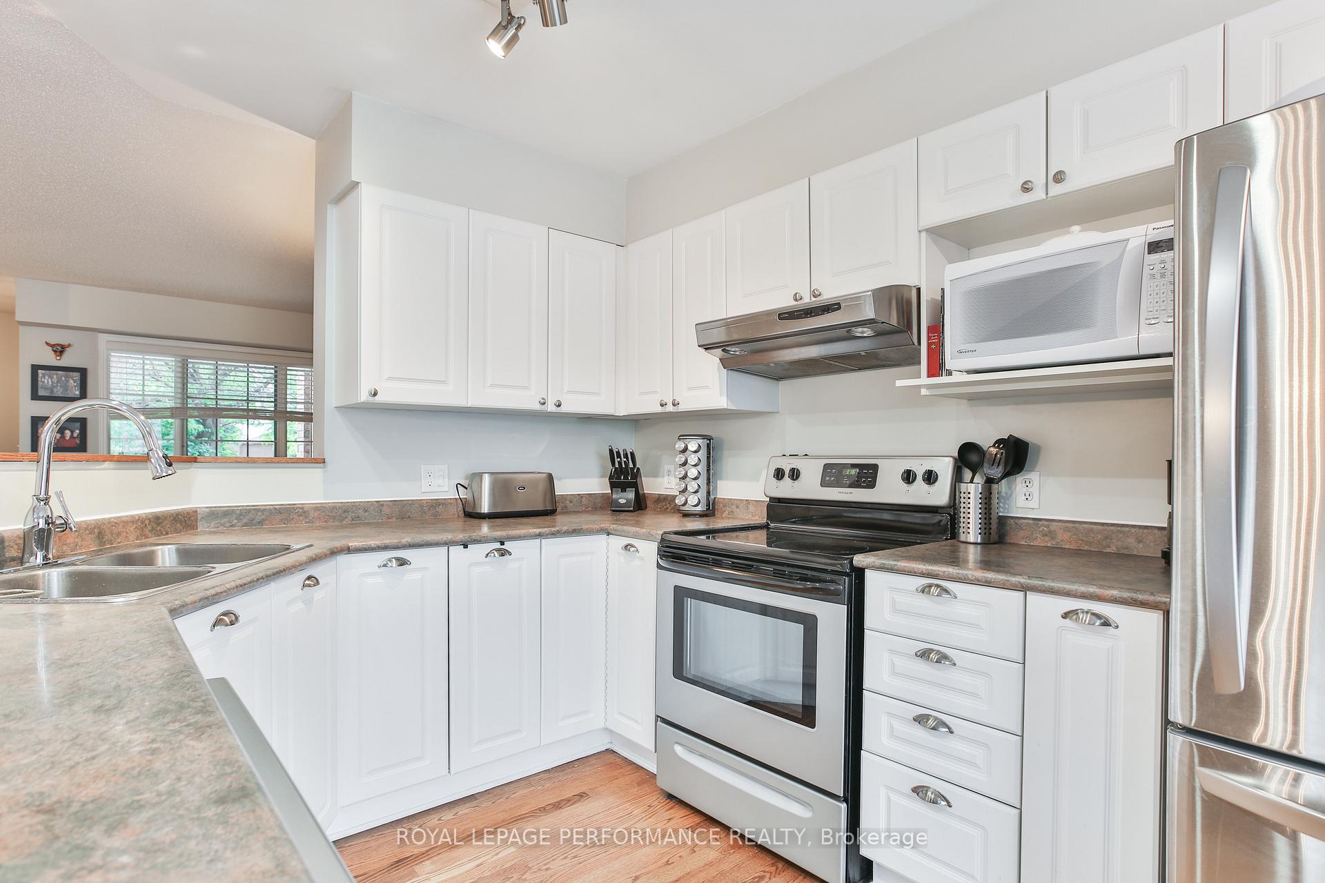 Photo 11 of 13 College Circle, Ottawa, Castle Heights — HOMEH