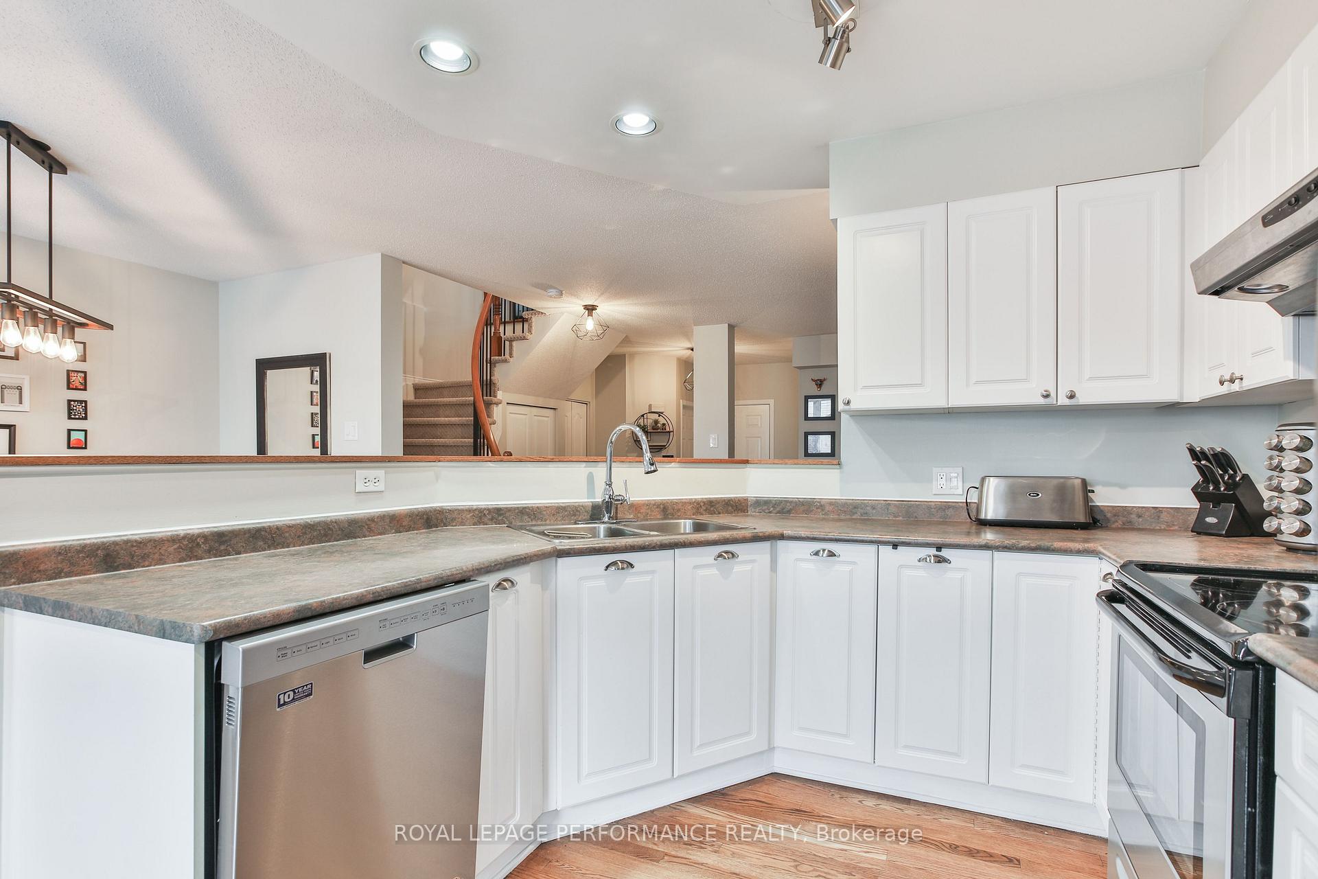 Photo 12 of 13 College Circle, Ottawa, Castle Heights — HOMEH