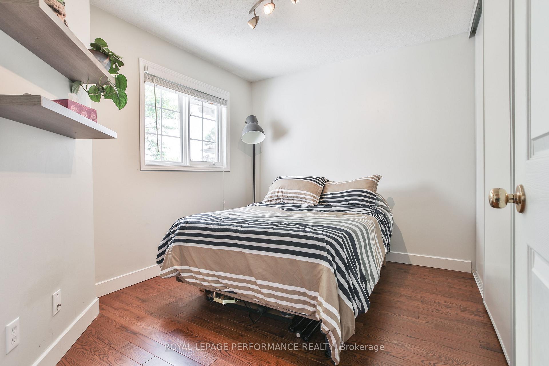 Photo 17 of 13 College Circle, Ottawa, Castle Heights — HOMEH