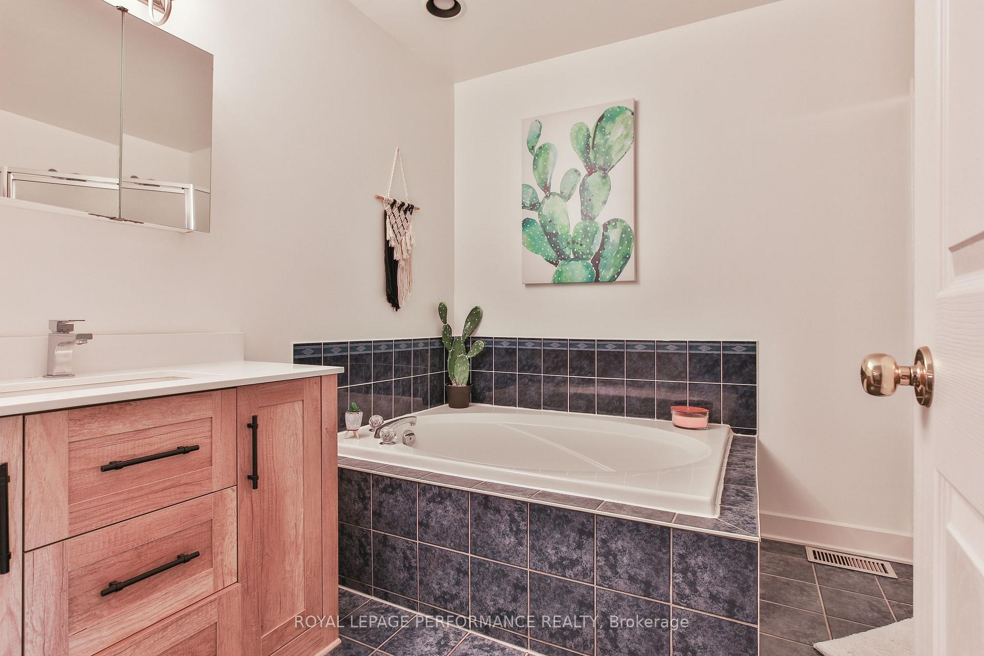 Photo 18 of 13 College Circle, Ottawa, Castle Heights — HOMEH