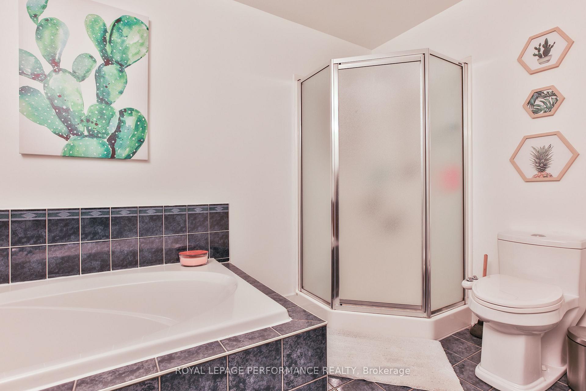 Photo 19 of 13 College Circle, Ottawa, Castle Heights — HOMEH