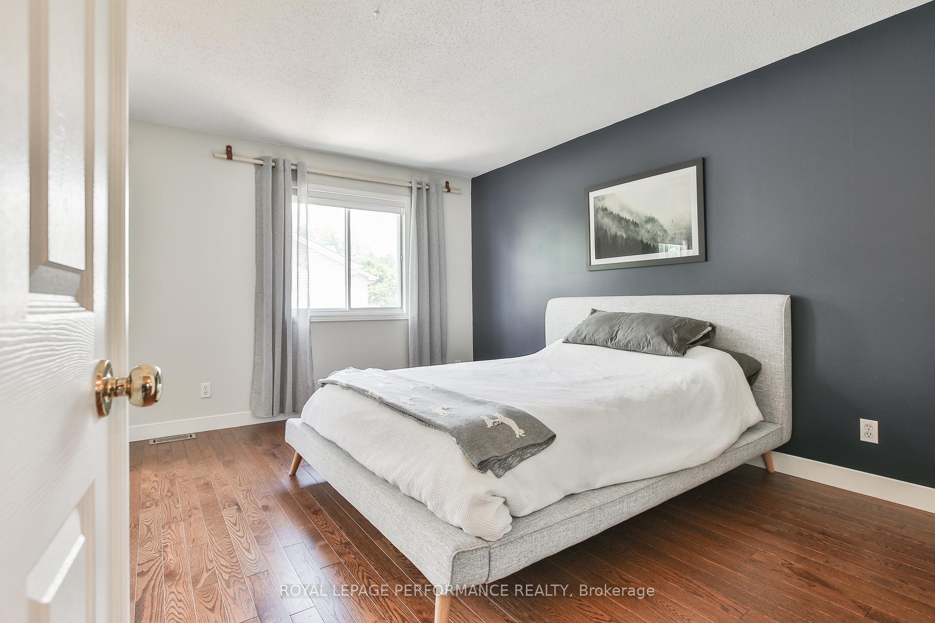 Photo 20 of 13 College Circle, Ottawa, Castle Heights — HOMEH