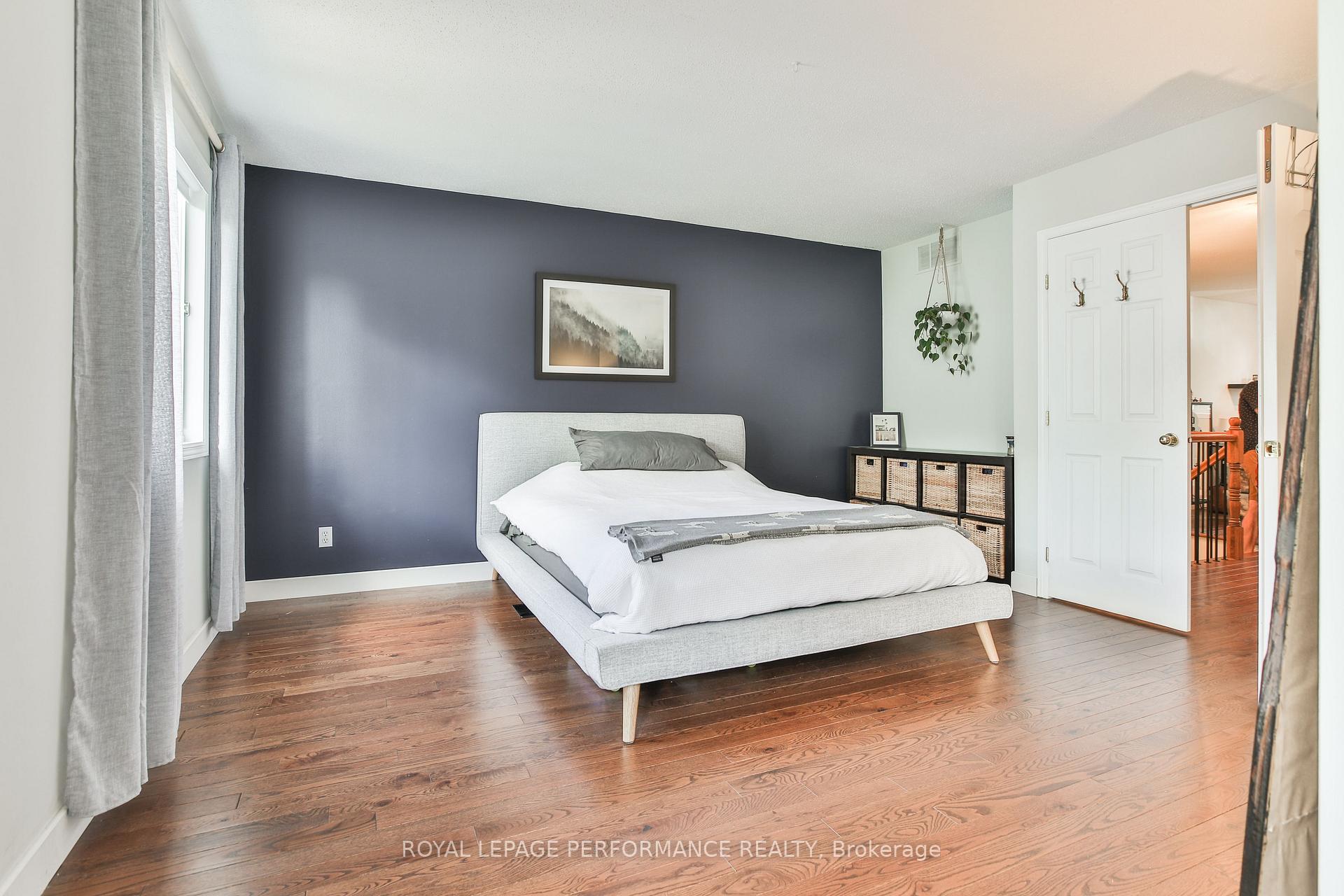 Photo 21 of 13 College Circle, Ottawa, Castle Heights — HOMEH
