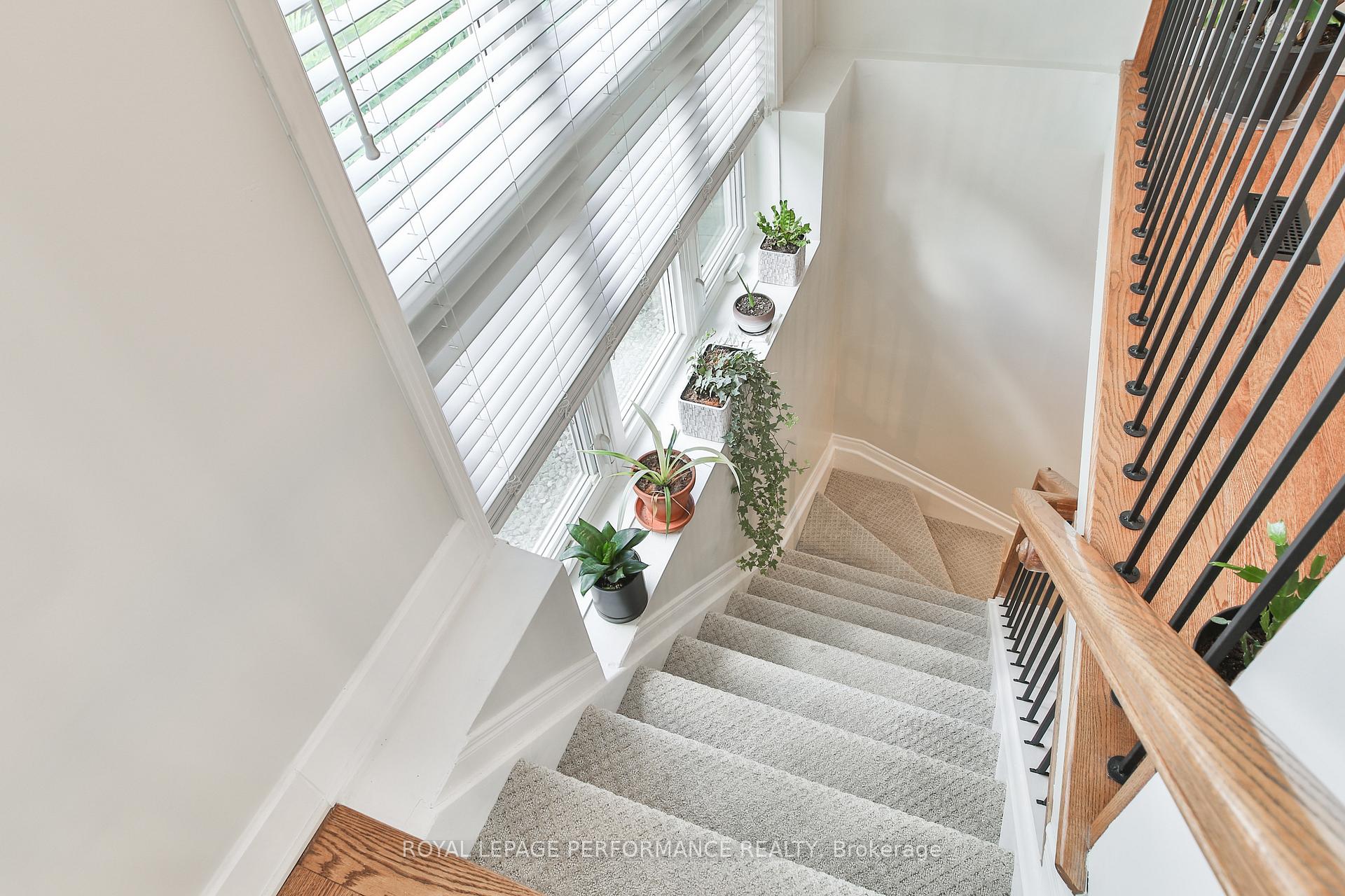Photo 23 of 13 College Circle, Ottawa, Castle Heights — HOMEH