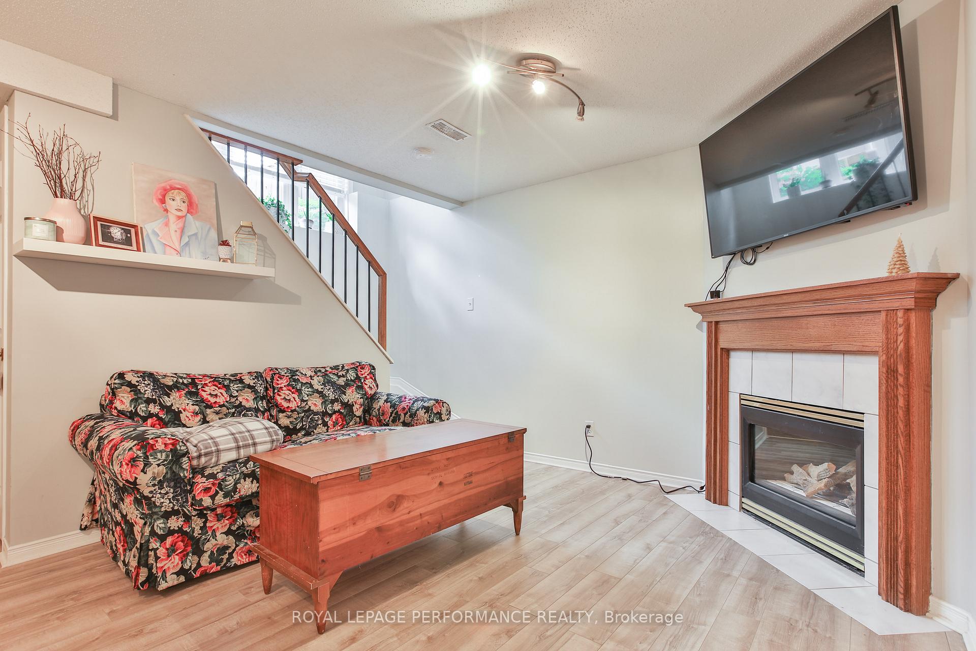 Photo 24 of 13 College Circle, Ottawa, Castle Heights — HOMEH