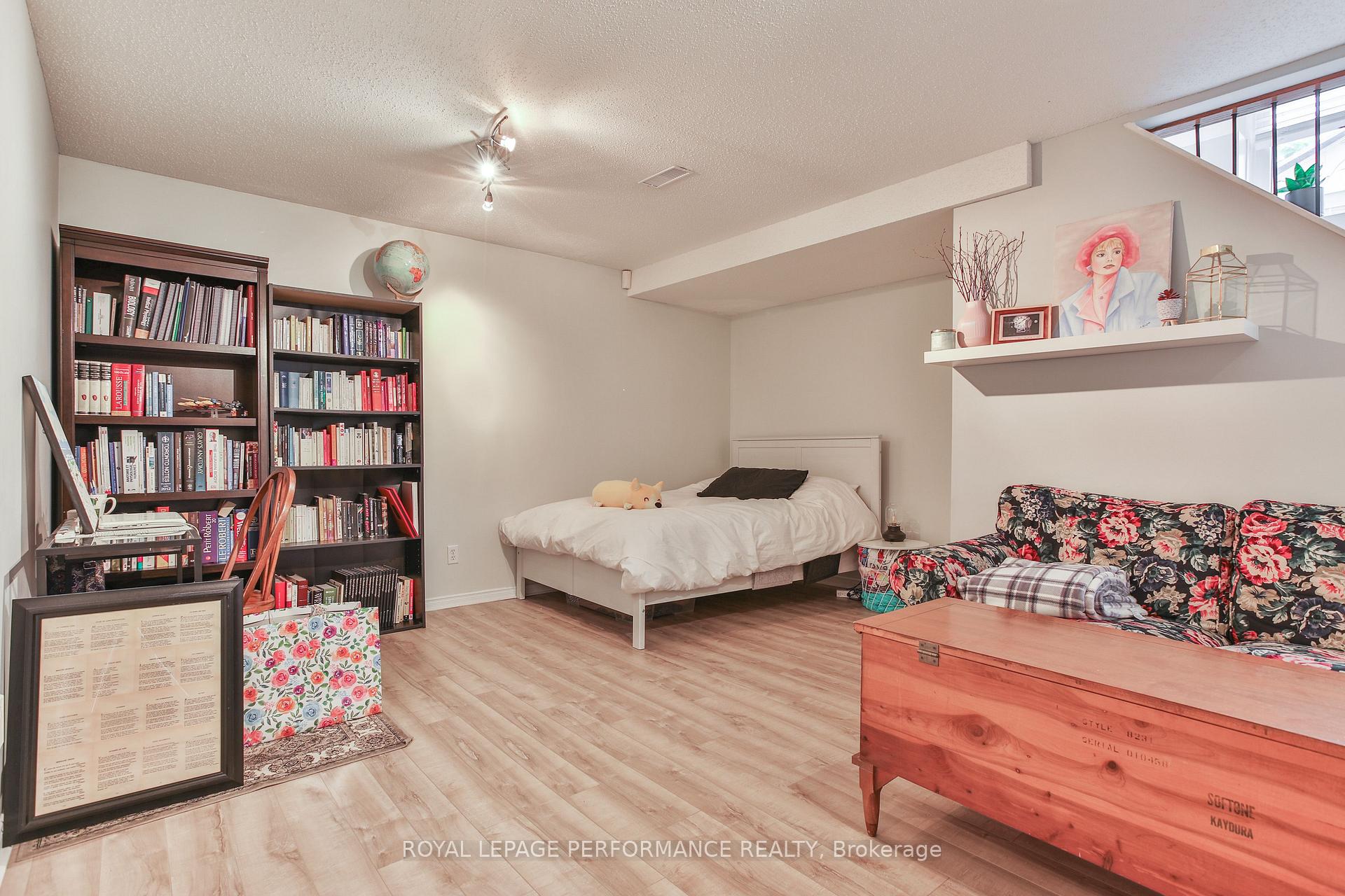 Photo 25 of 13 College Circle, Ottawa, Castle Heights — HOMEH