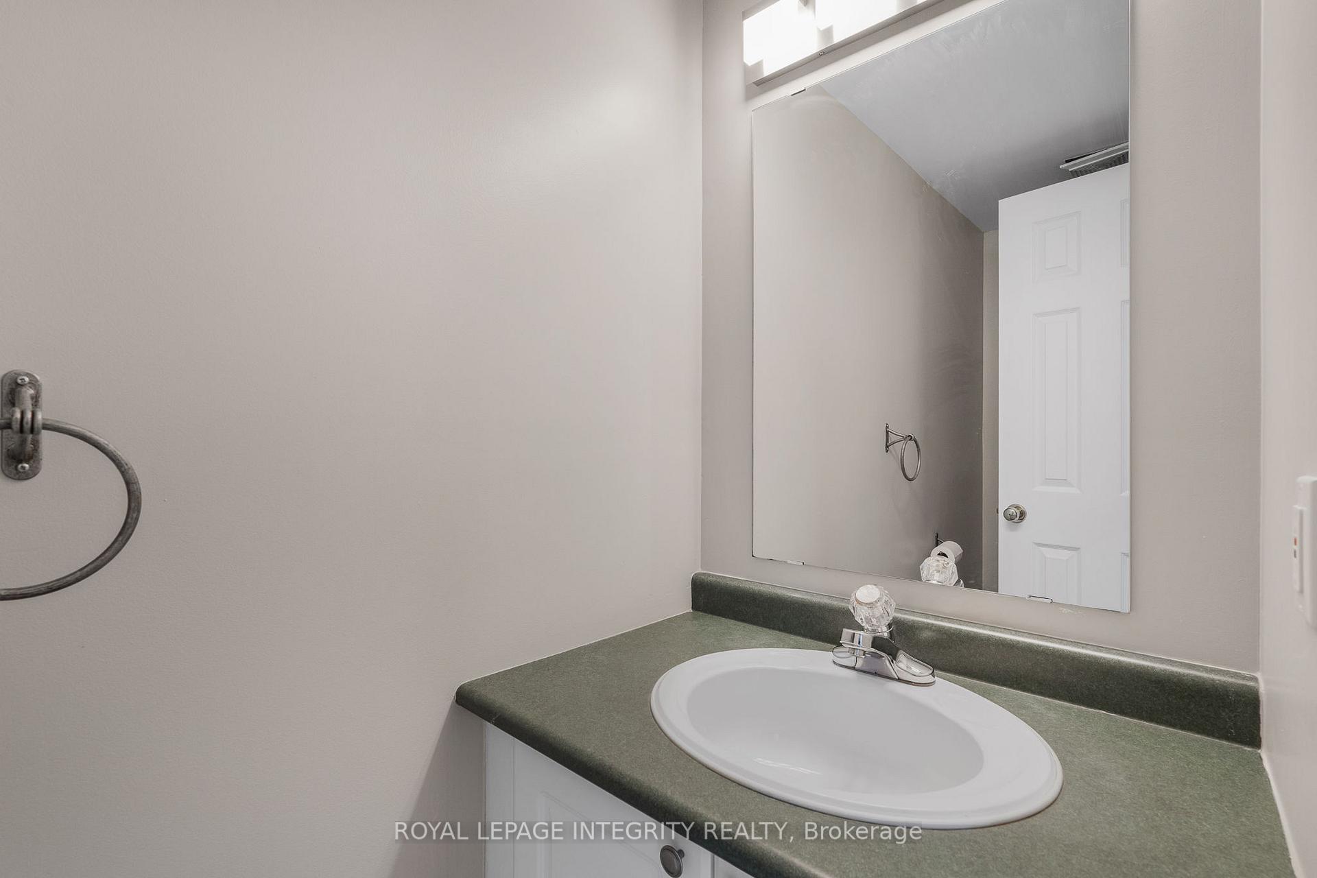 Photo 3 of 111 Arcola Private, Ottawa, Overbrook/Castle Heights — HOMEH