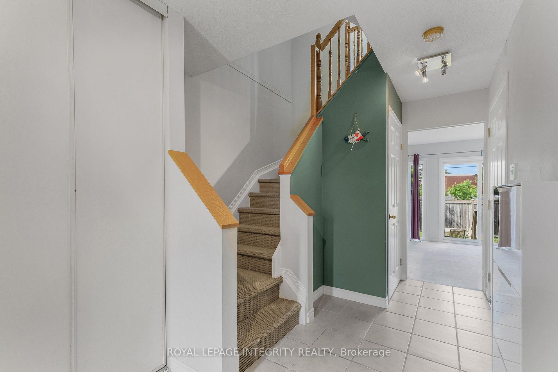 Photo 4 of 111 Arcola Private, Ottawa, Overbrook/Castle Heights — HOMEH