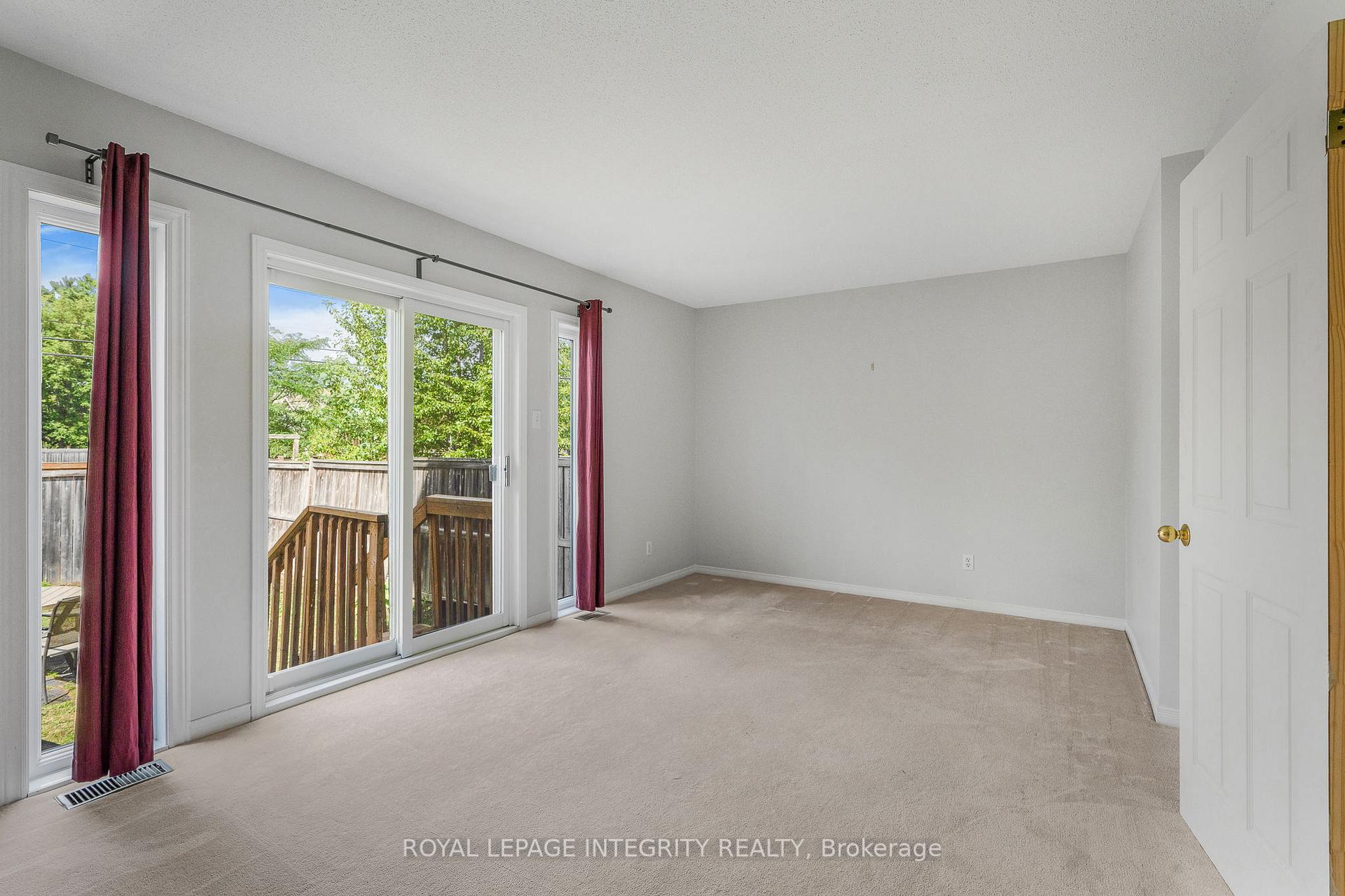 Photo 5 of 111 Arcola Private, Ottawa, Overbrook/Castle Heights — HOMEH