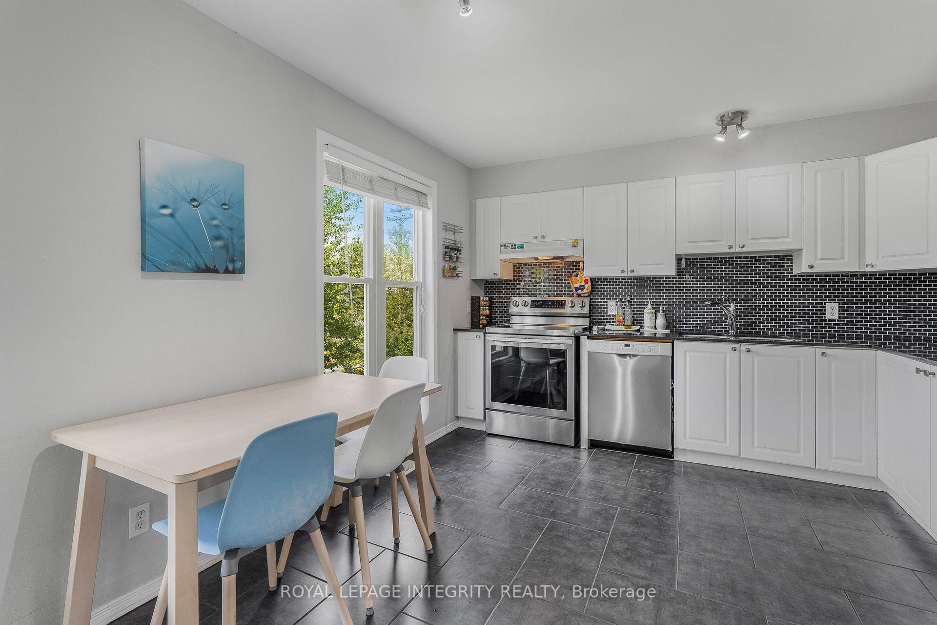 Photo 7 of 111 Arcola Private, Ottawa, Overbrook/Castle Heights — HOMEH