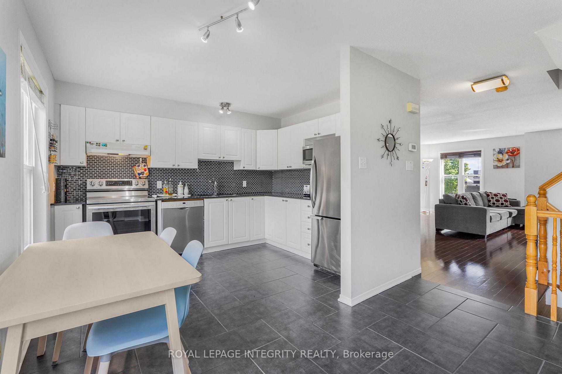 Photo 8 of 111 Arcola Private, Ottawa, Overbrook/Castle Heights — HOMEH