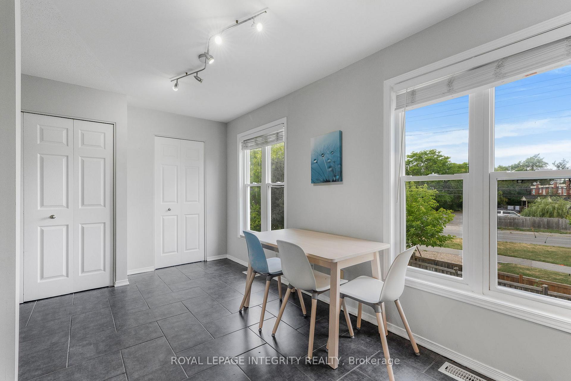 Photo 10 of 111 Arcola Private, Ottawa, Overbrook/Castle Heights — HOMEH
