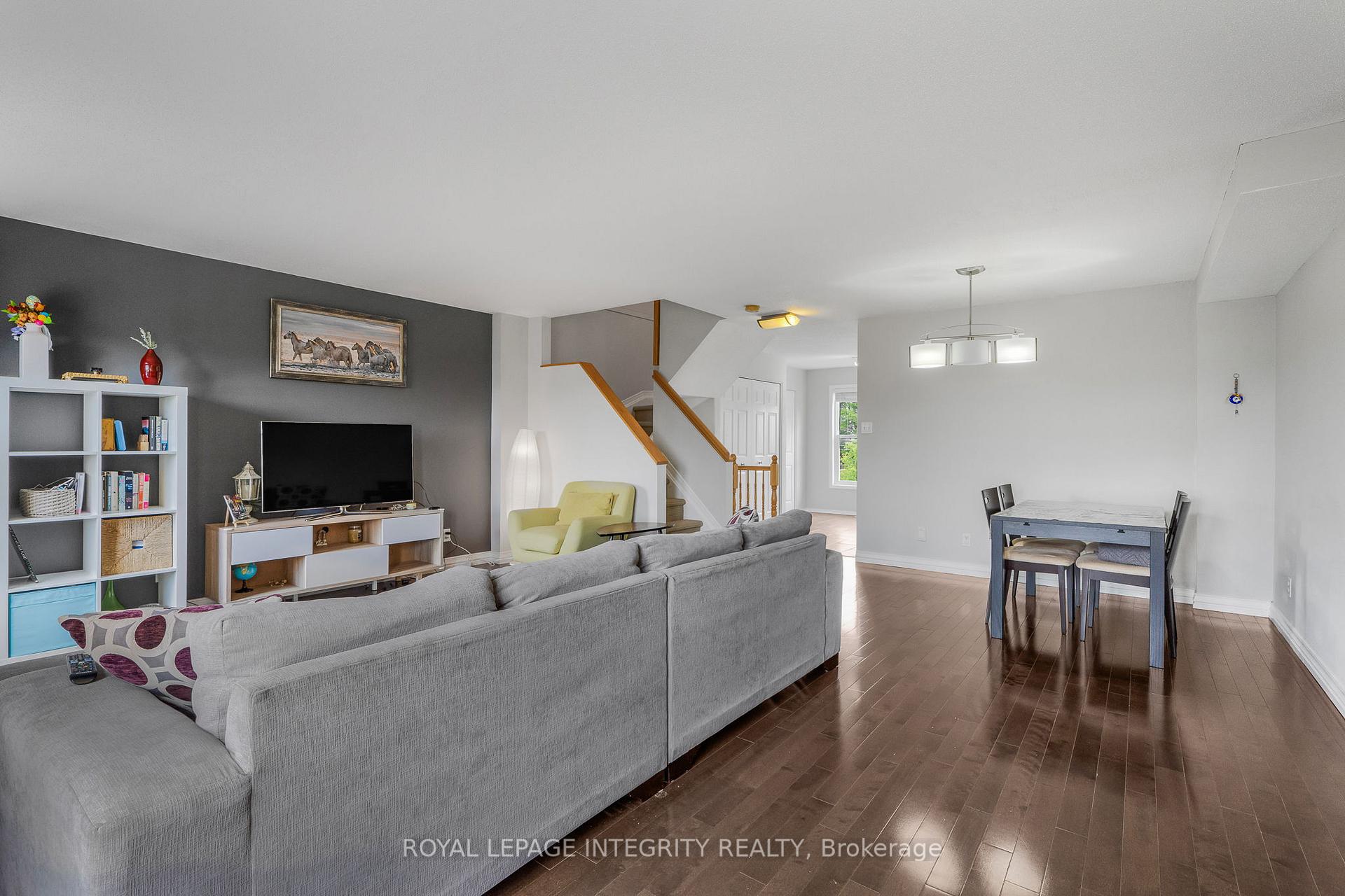 Photo 13 of 111 Arcola Private, Ottawa, Overbrook/Castle Heights — HOMEH