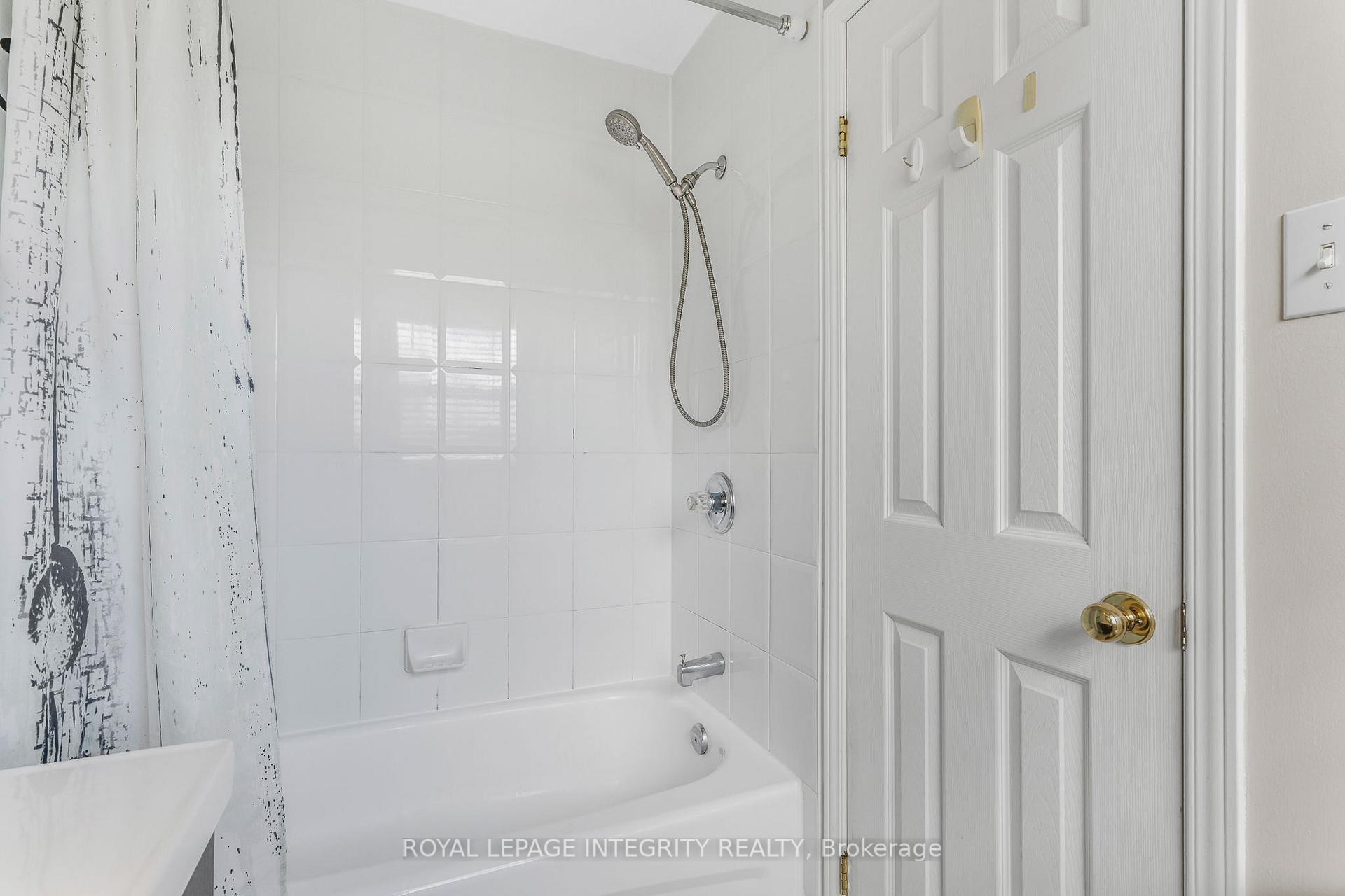 Photo 21 of 111 Arcola Private, Ottawa, Overbrook/Castle Heights — HOMEH