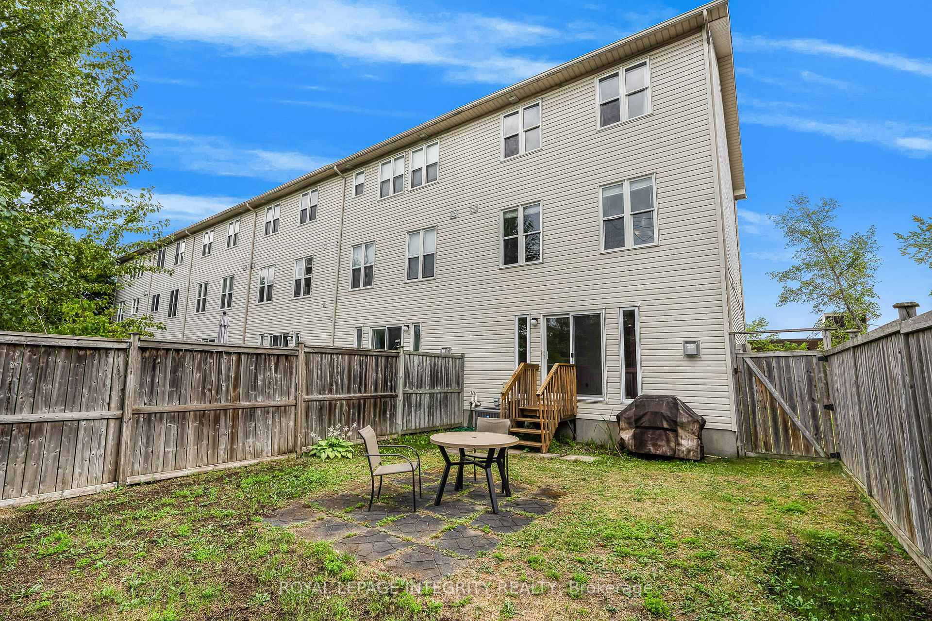 Photo 23 of 111 Arcola Private, Ottawa, Overbrook/Castle Heights — HOMEH