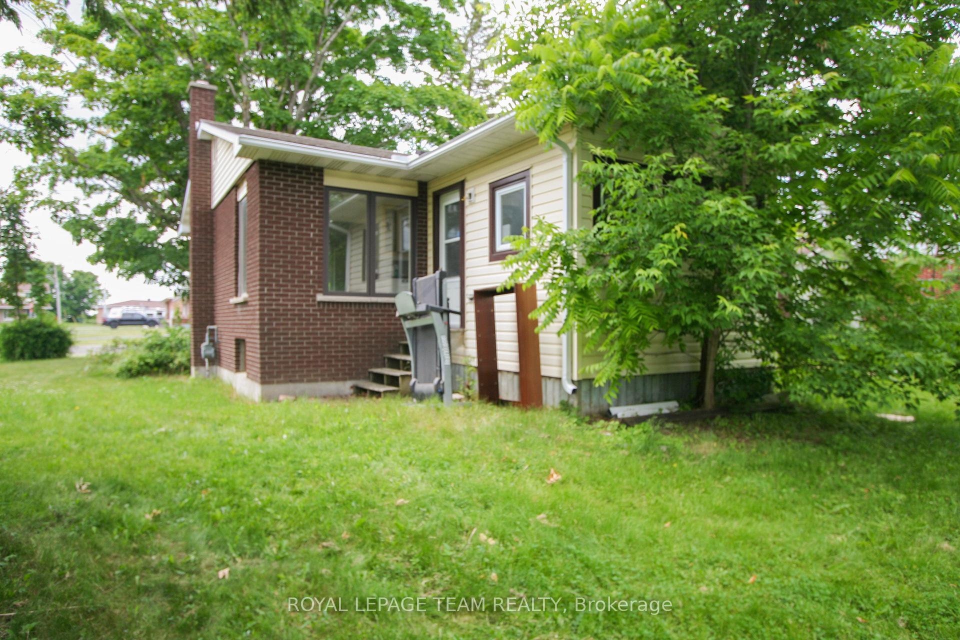 Photo 3 of 9 Martin Street, North Dundas, Chesterville — HOMEH