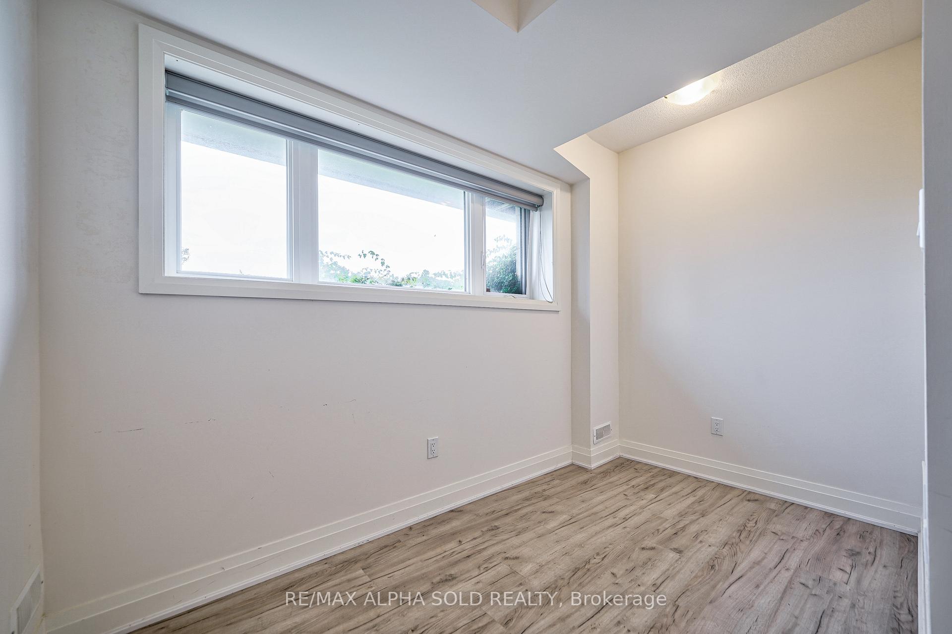 Photo 2 of 10 Teasel Way, Markham, Unionville — HOMEH