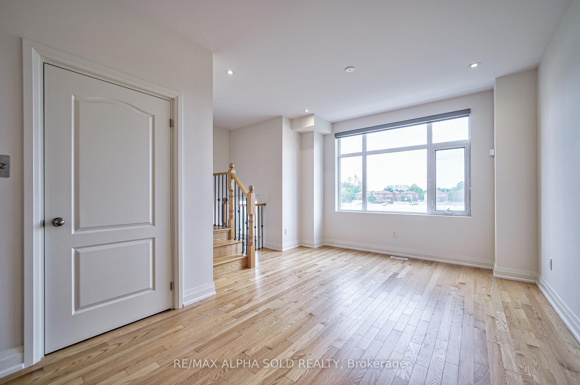 Photo 3 of 10 Teasel Way, Markham, Unionville — HOMEH