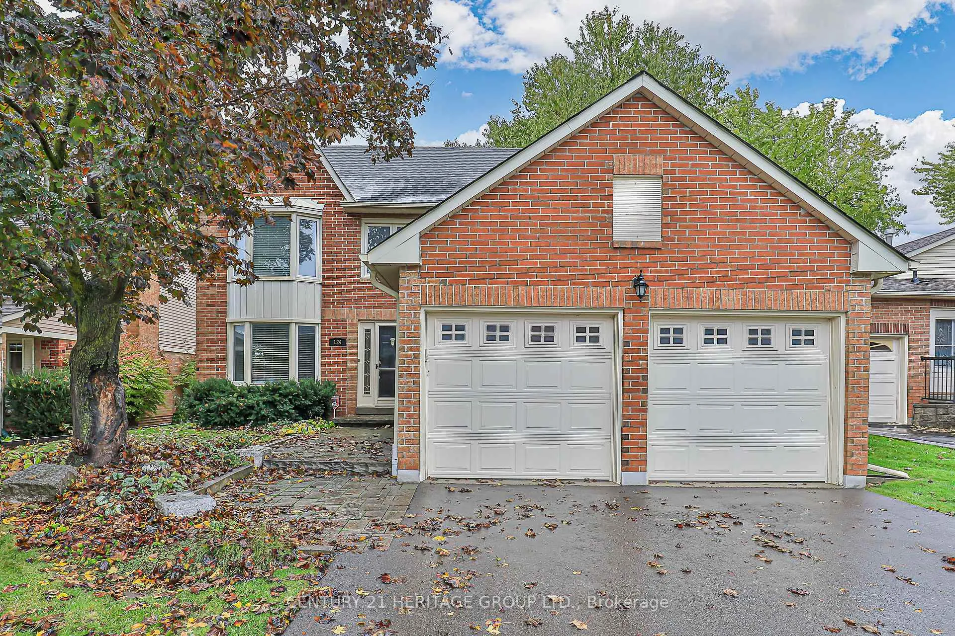 Photo 2 of 124 John Bowser Crescent, Newmarket, Glenway Estates — HOMEH