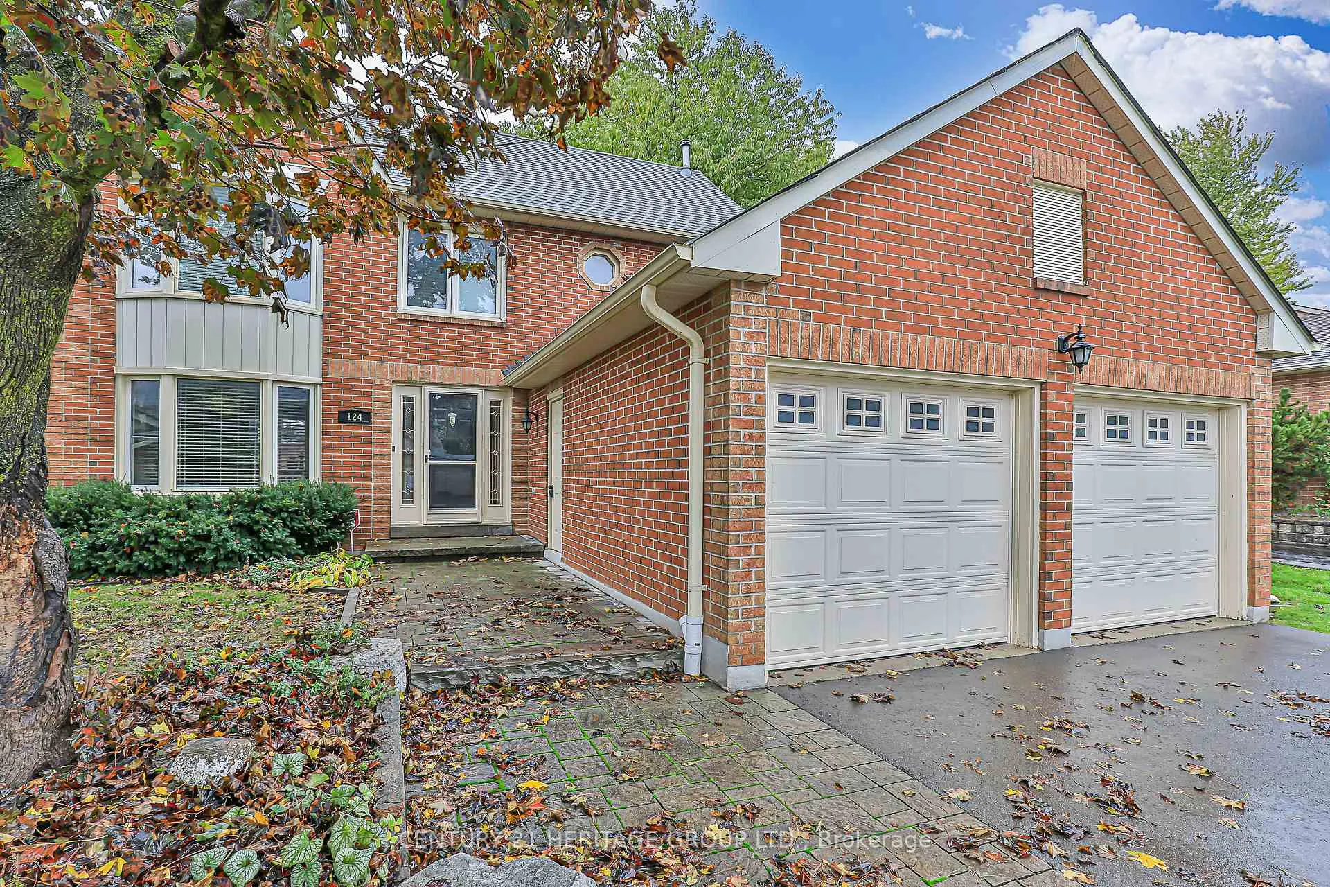 Photo 3 of 124 John Bowser Crescent, Newmarket, Glenway Estates — HOMEH