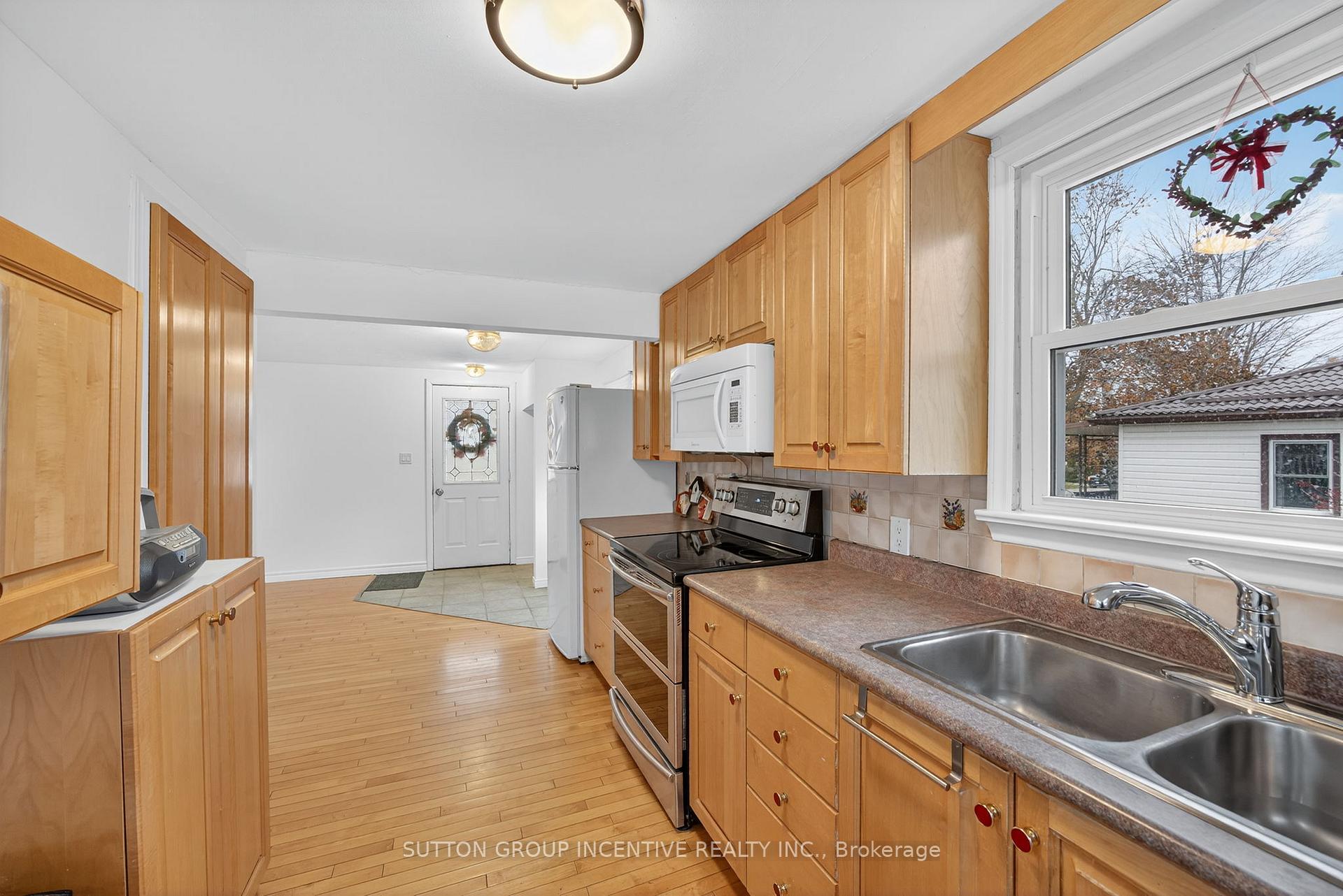 Photo 11 of 2 Derby Street, Orillia — HOMEH