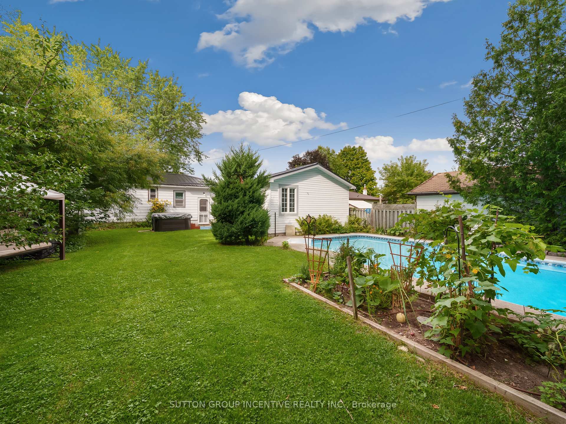 Photo 32 of 2 Derby Street, Orillia — HOMEH