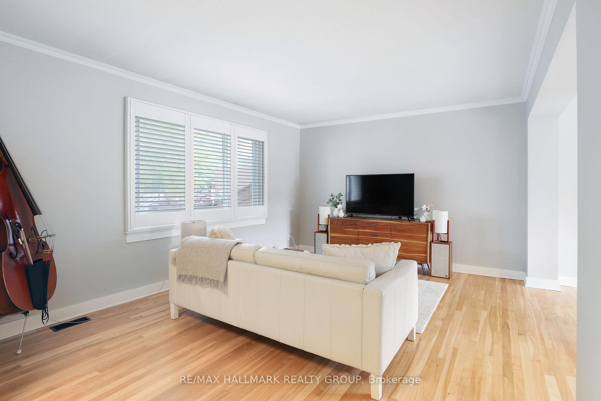 Photo 7 of 836 Borthwick Avenue, Ottawa, Castle Heights/Rideau High — HOMEH