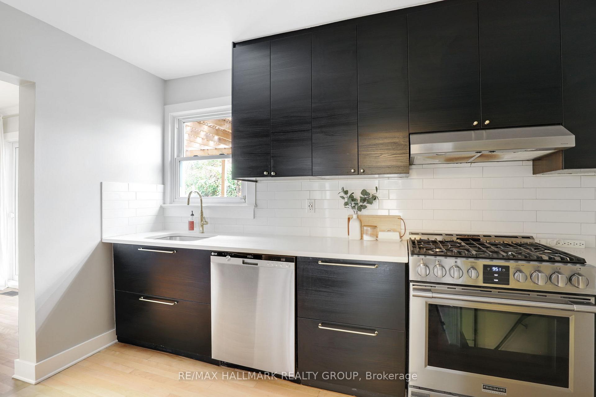 Photo 16 of 836 Borthwick Avenue, Ottawa, Castle Heights/Rideau High — HOMEH