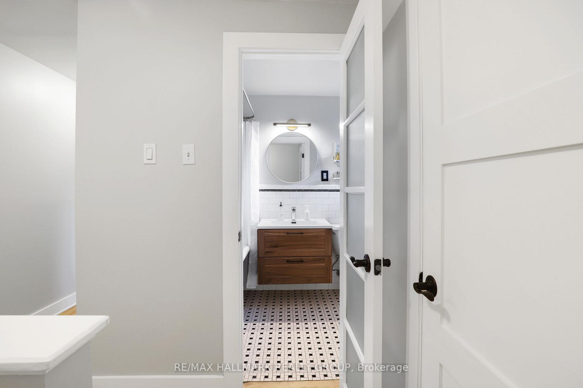Photo 21 of 836 Borthwick Avenue, Ottawa, Castle Heights/Rideau High — HOMEH