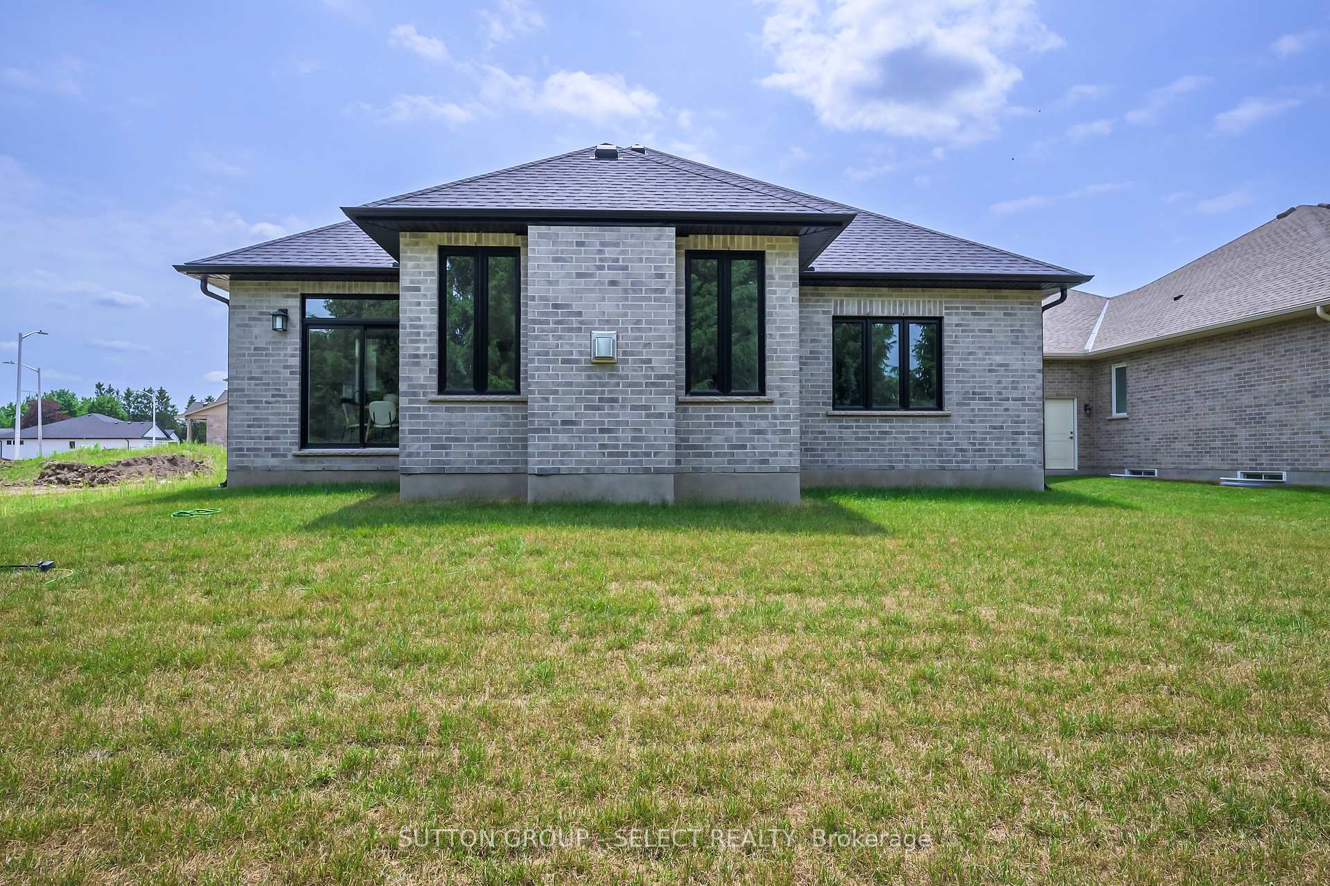 Photo 4 of 17 Spruce Crescent, North Middlesex, Parkhill — HOMEH