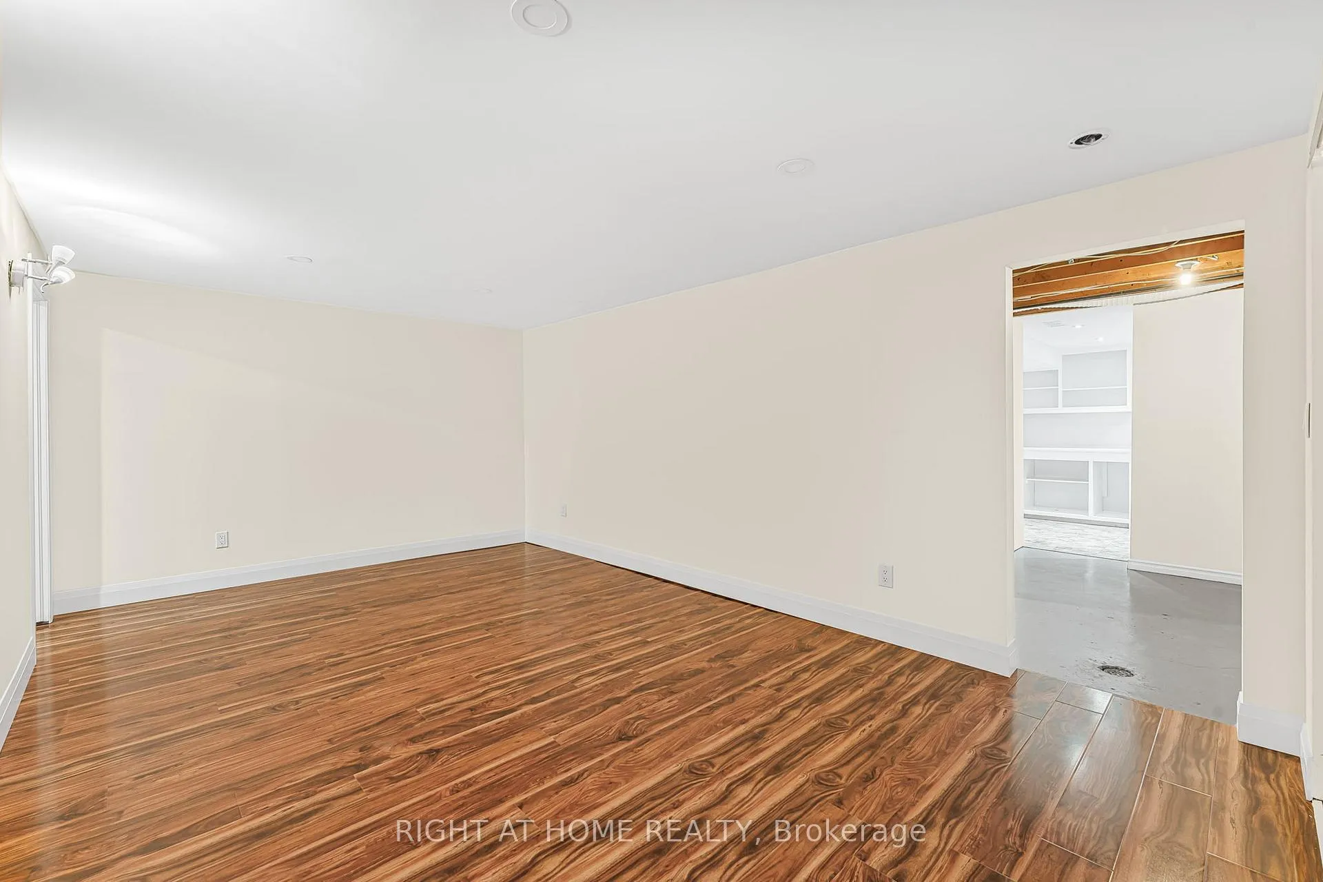 Photo 2 of Unit Lower, 6874 Waters Avenue, Niagara Falls, Arad/Fallsview — HOMEH