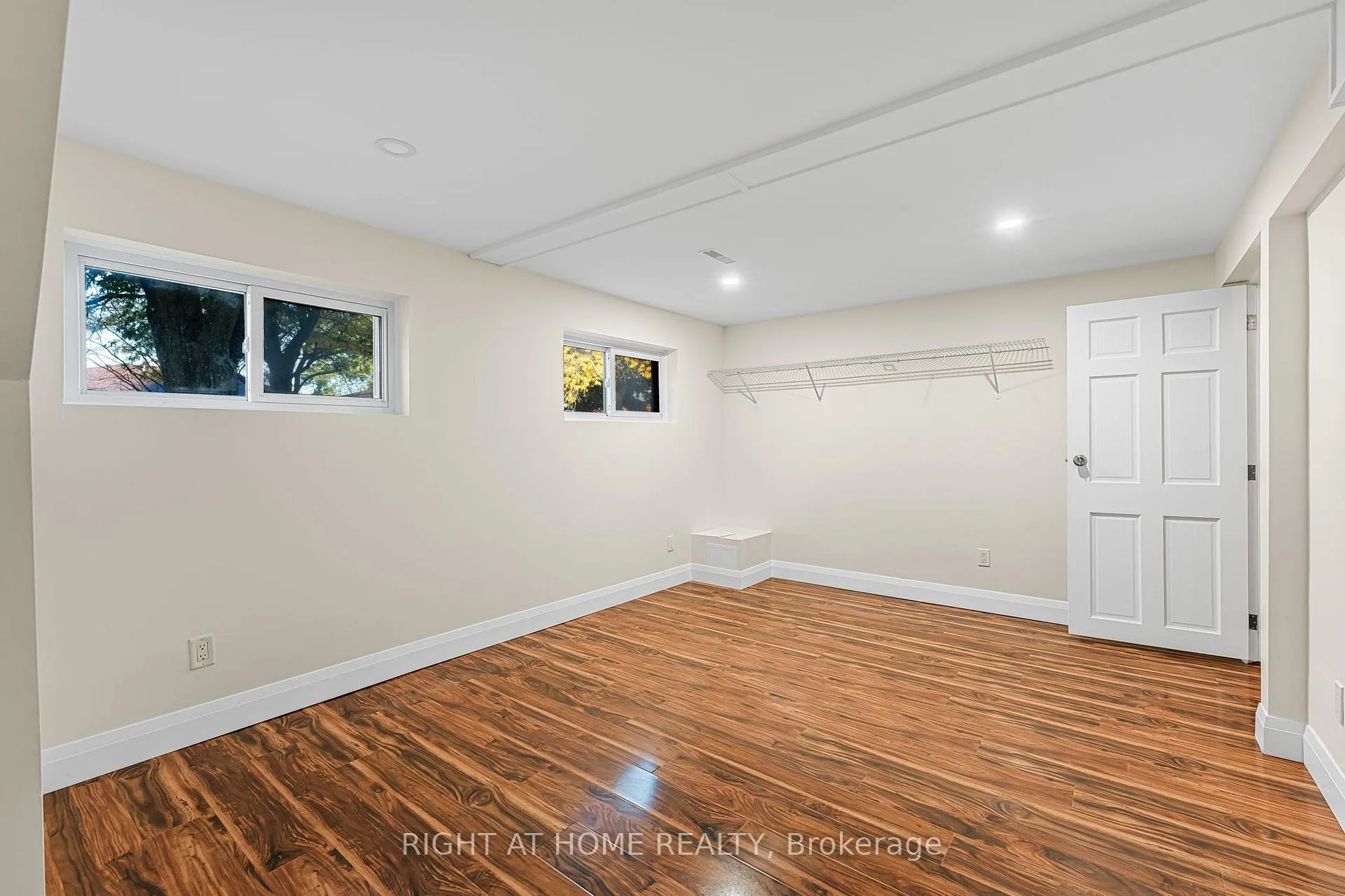 Photo 3 of Unit Lower, 6874 Waters Avenue, Niagara Falls, Arad/Fallsview — HOMEH