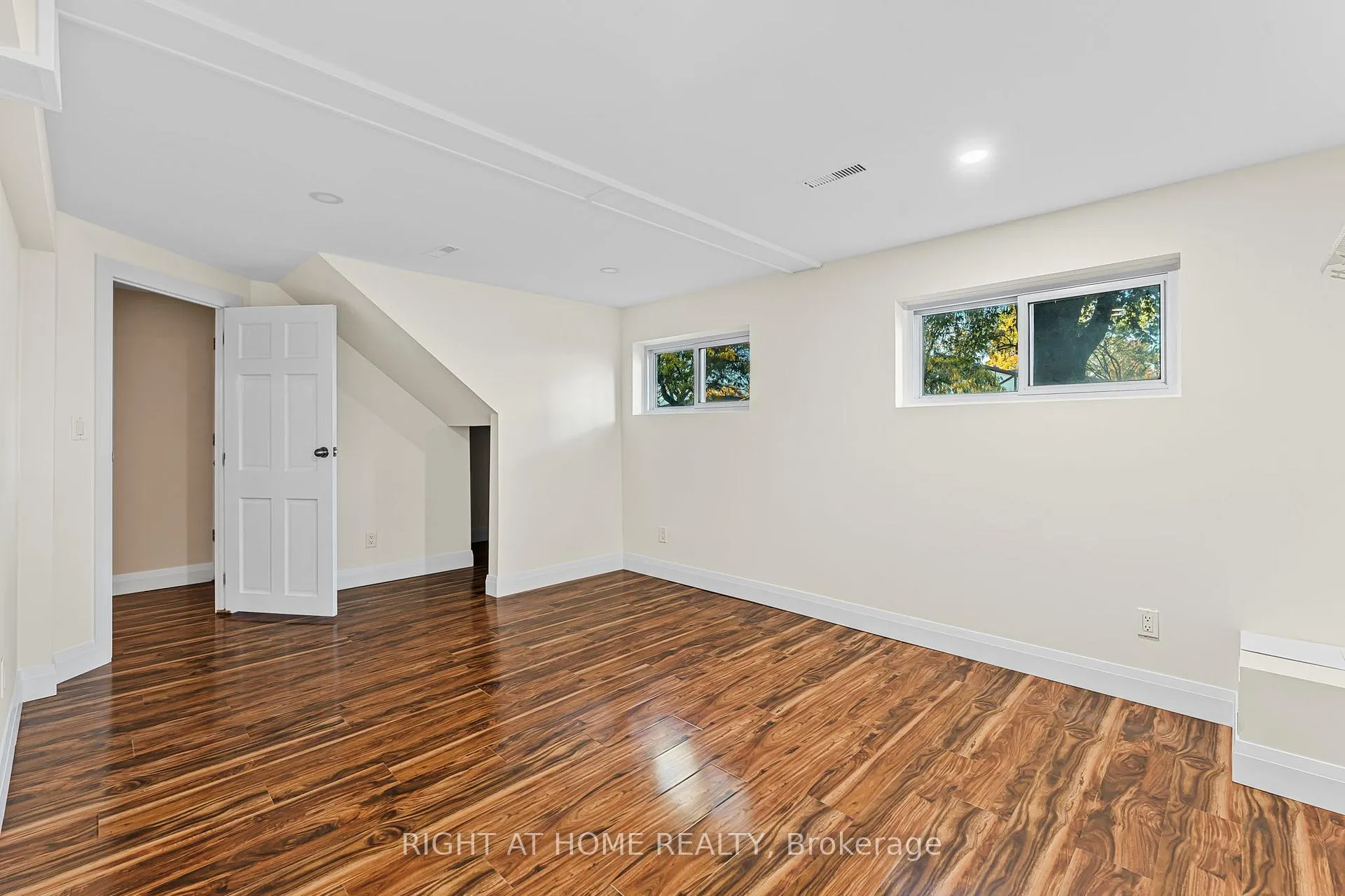 Photo 4 of Unit Lower, 6874 Waters Avenue, Niagara Falls, Arad/Fallsview — HOMEH