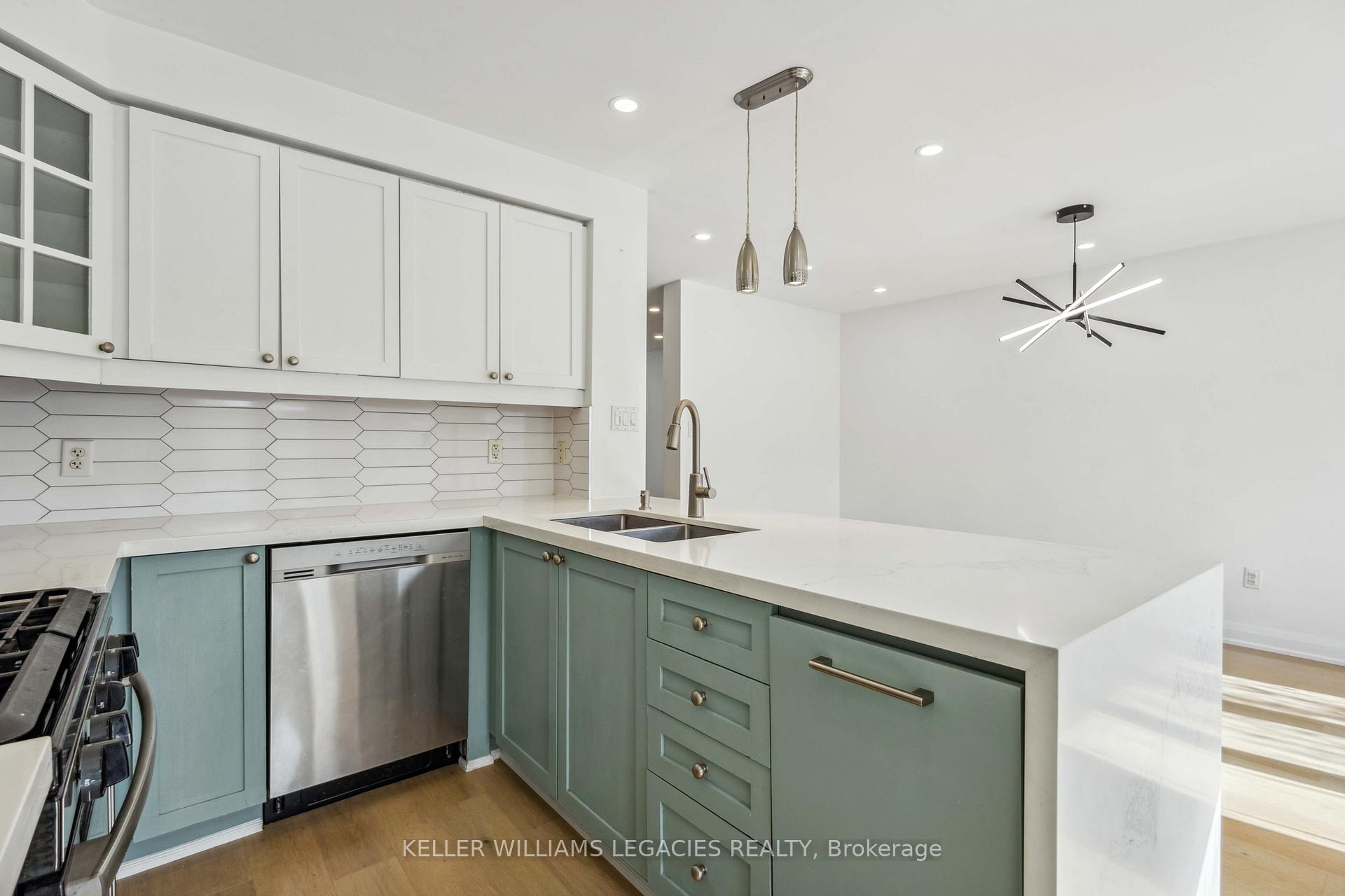 Photo 7 of 30 Gas Lamp Lane, Markham, Cornell — HOMEH