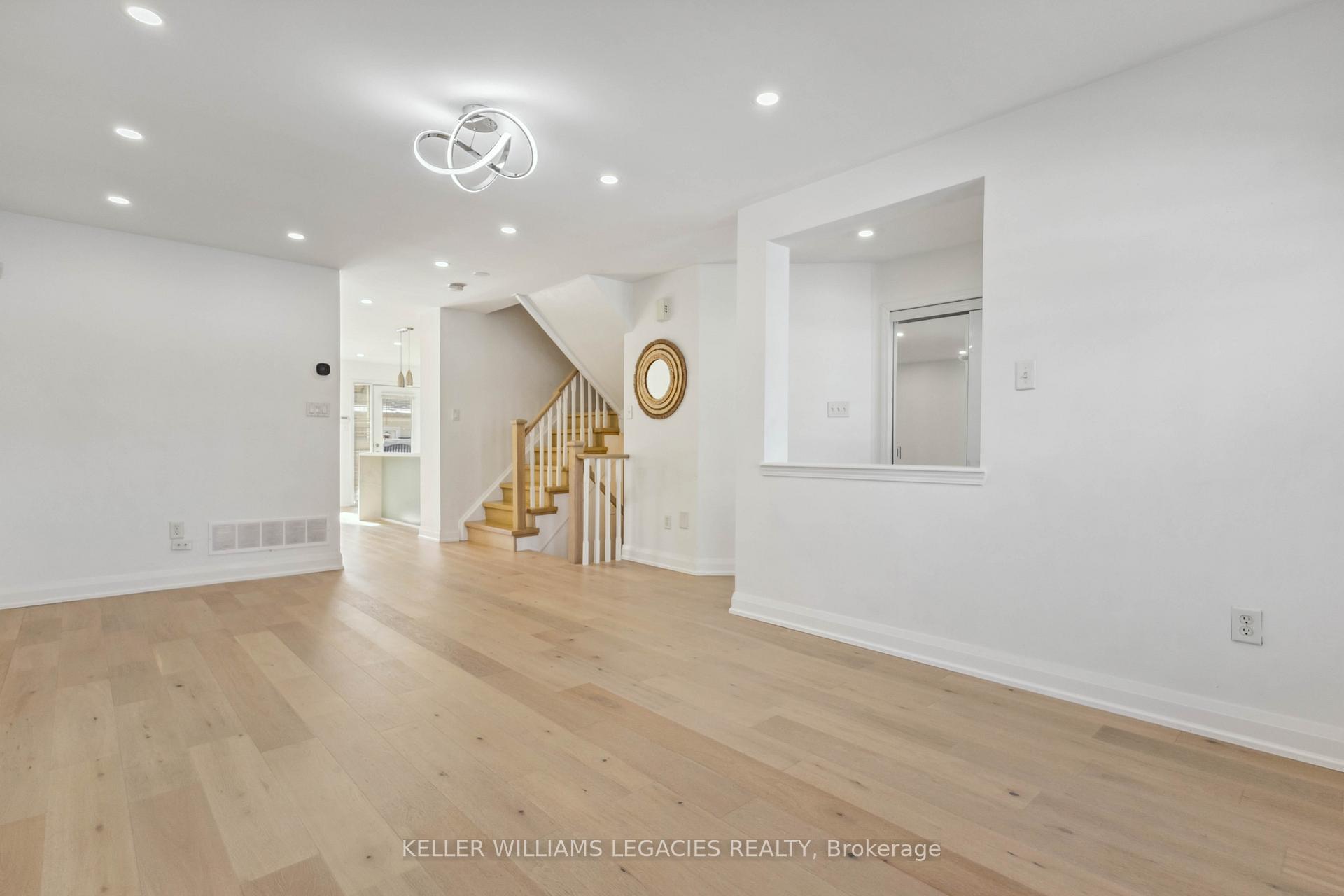 Photo 11 of 30 Gas Lamp Lane, Markham, Cornell — HOMEH