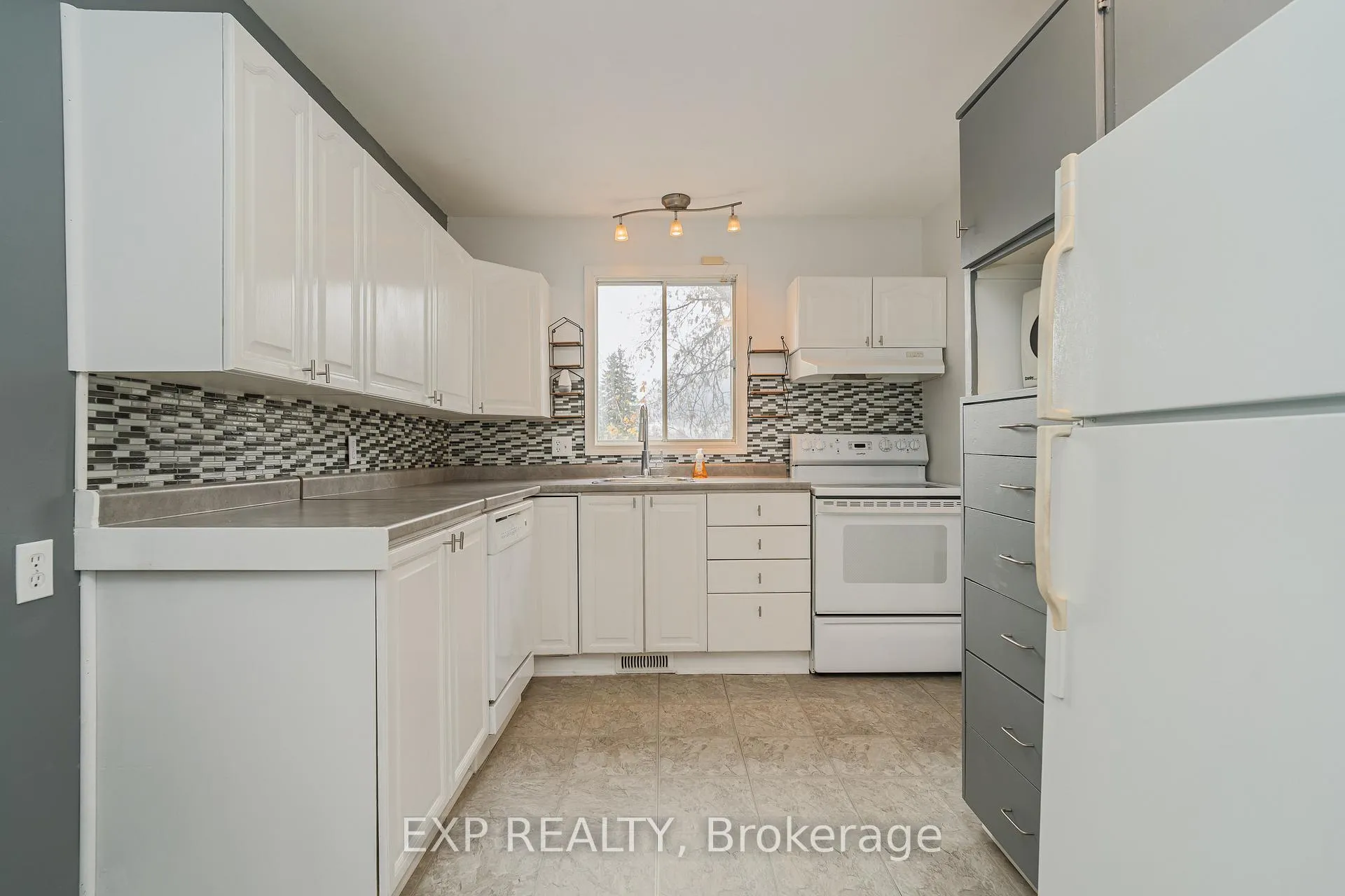 Photo 12 of 1364 St. Jean Street, Ottawa, Chateauneuf — HOMEH