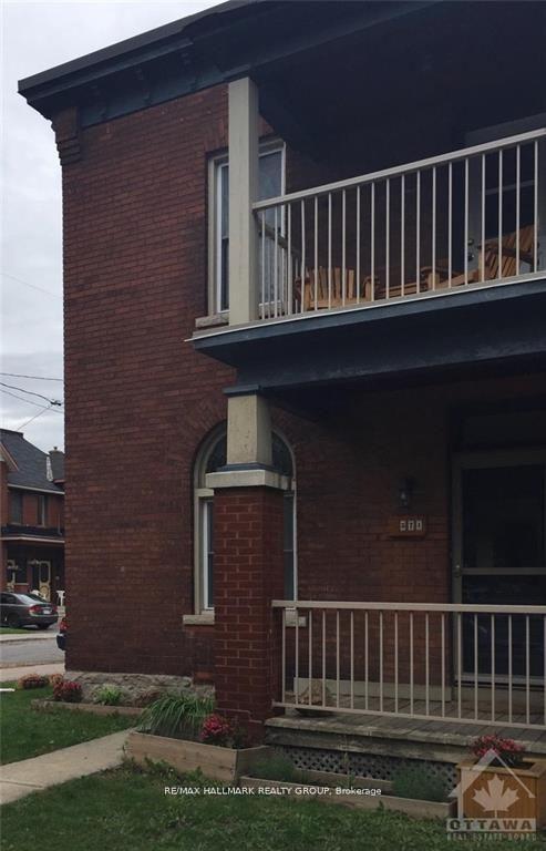 Front of 371 Lyon Street N