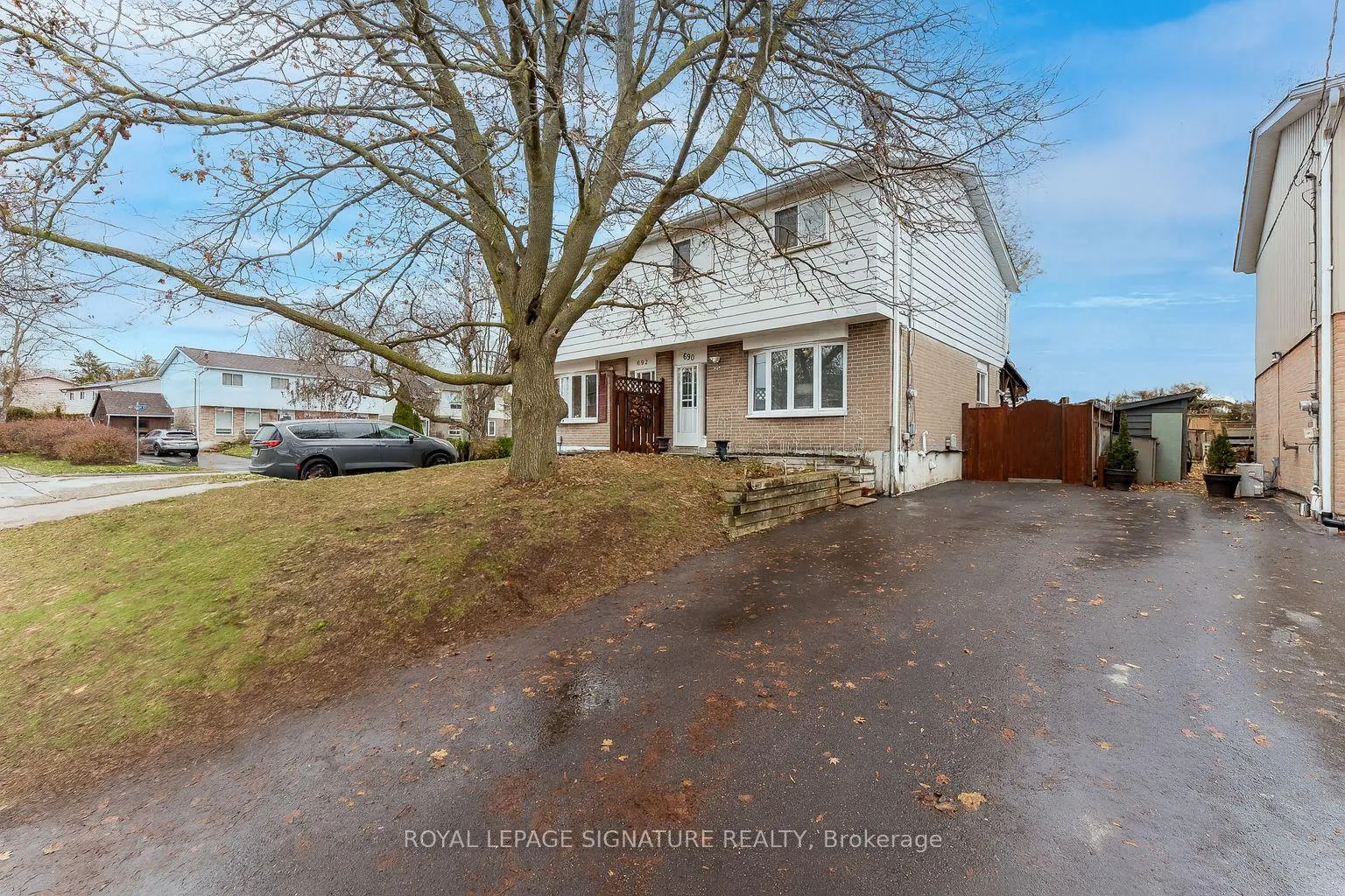 Photo 2 of 690 Elgin Street, Newmarket, Huron Heights-Leslie Valley — HOMEH
