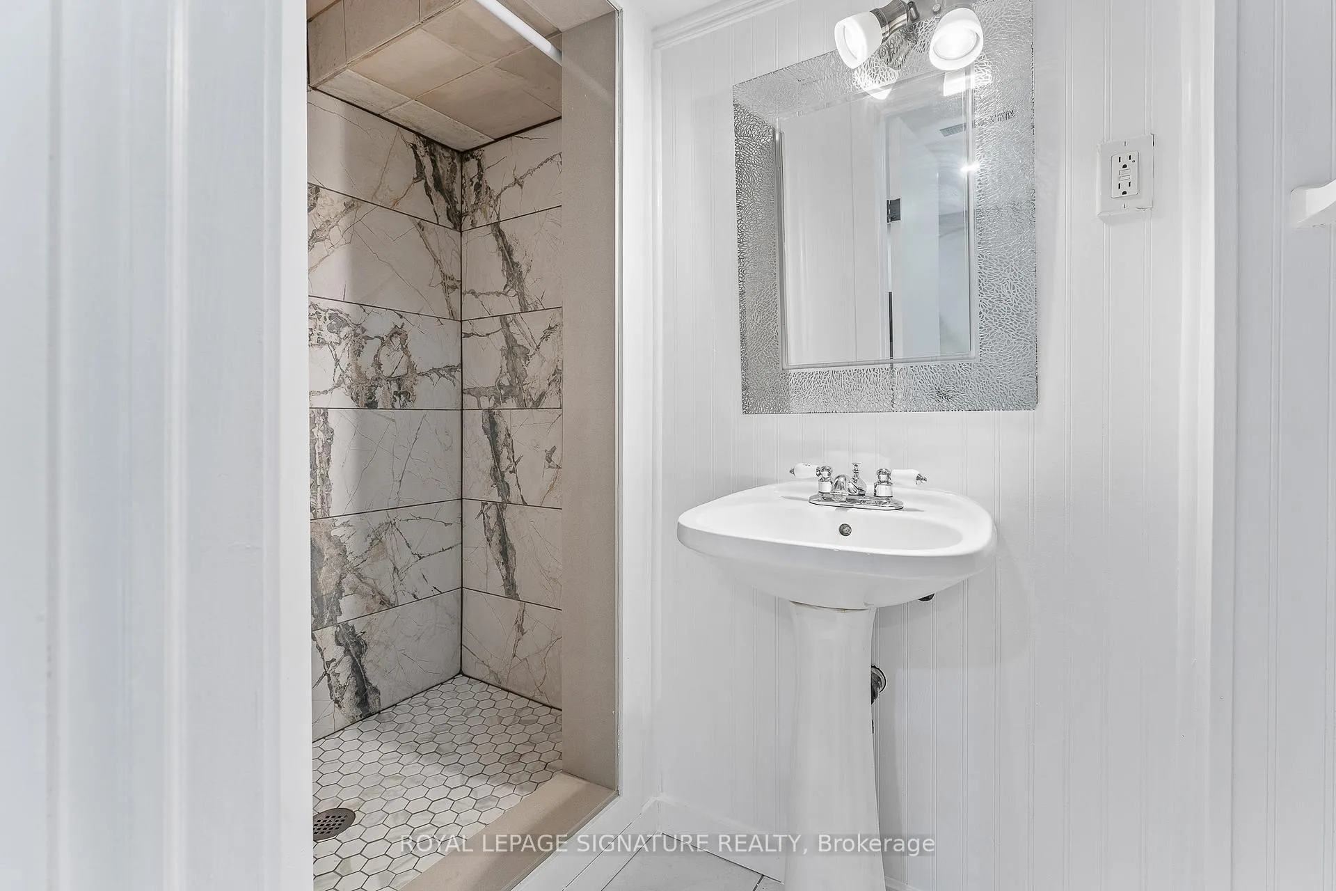 Photo 11 of 690 Elgin Street, Newmarket, Huron Heights-Leslie Valley — HOMEH