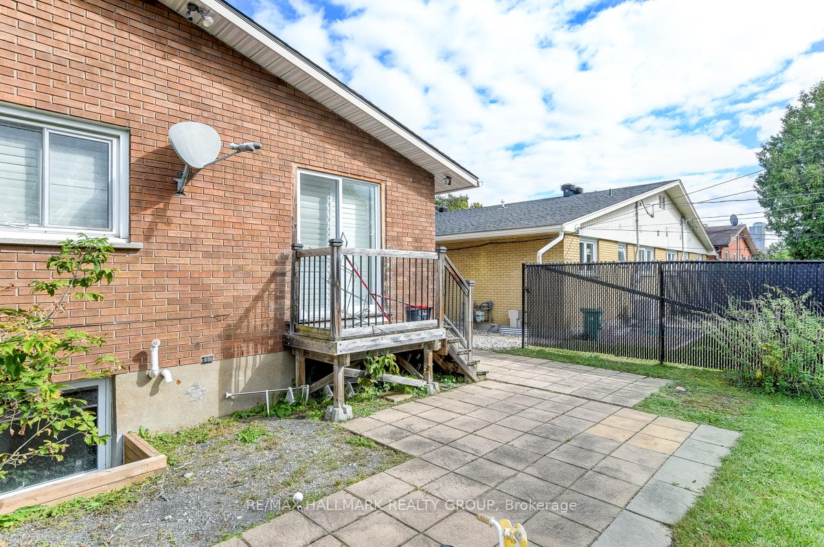 Photo 3 of Unit B, 842 Trojan Avenue, Ottawa, Castle Heights/Rideau High — HOMEH