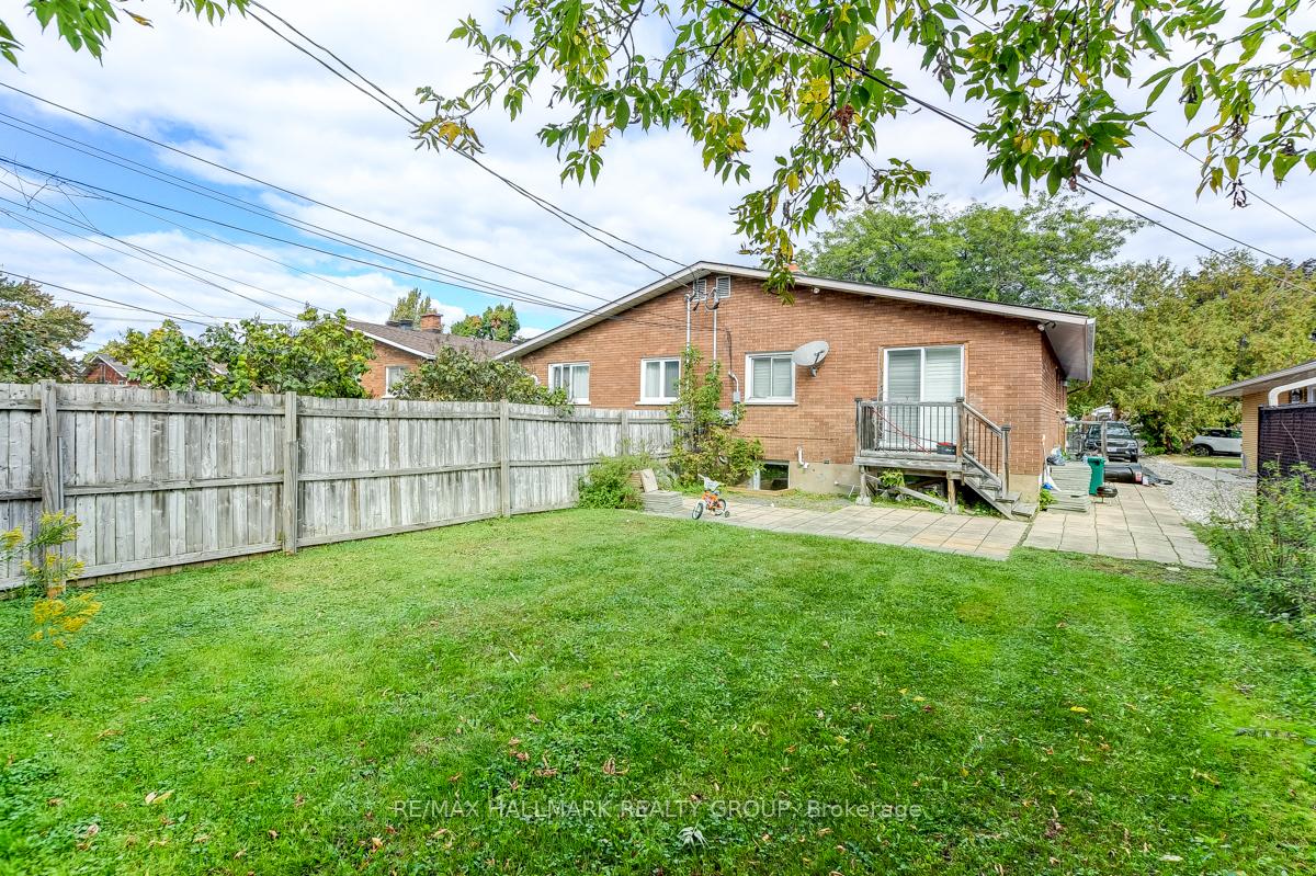 Photo 6 of Unit B, 842 Trojan Avenue, Ottawa, Castle Heights/Rideau High — HOMEH