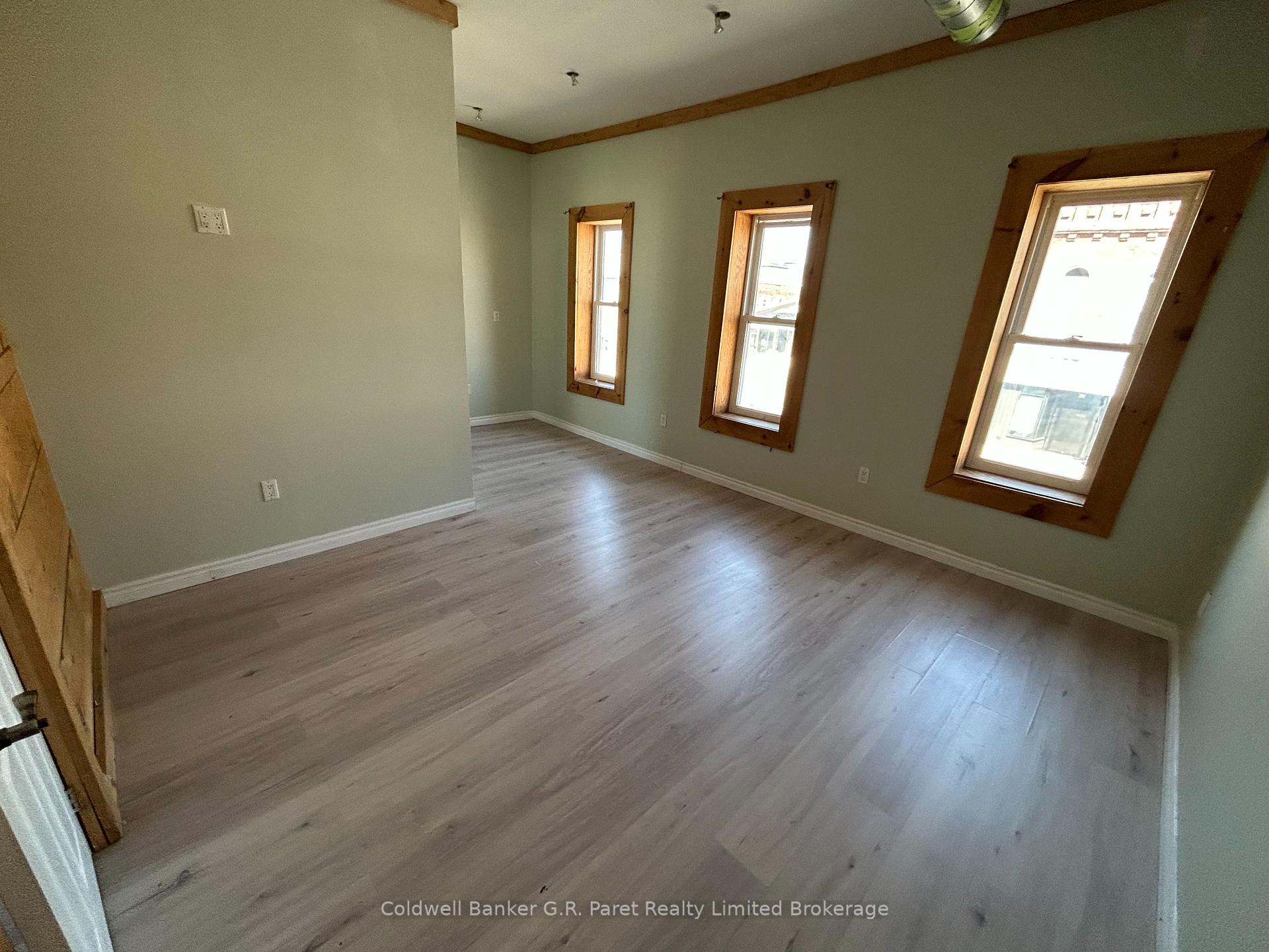 Photo 5 of 68 Robinson Street, Norfolk, Simcoe — HOMEH