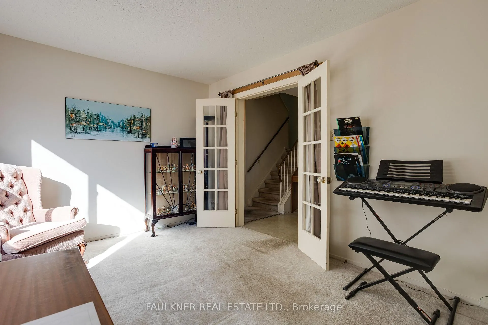 Photo 5 of 1807 Brousseau Crescent, Ottawa, Chateauneuf — HOMEH