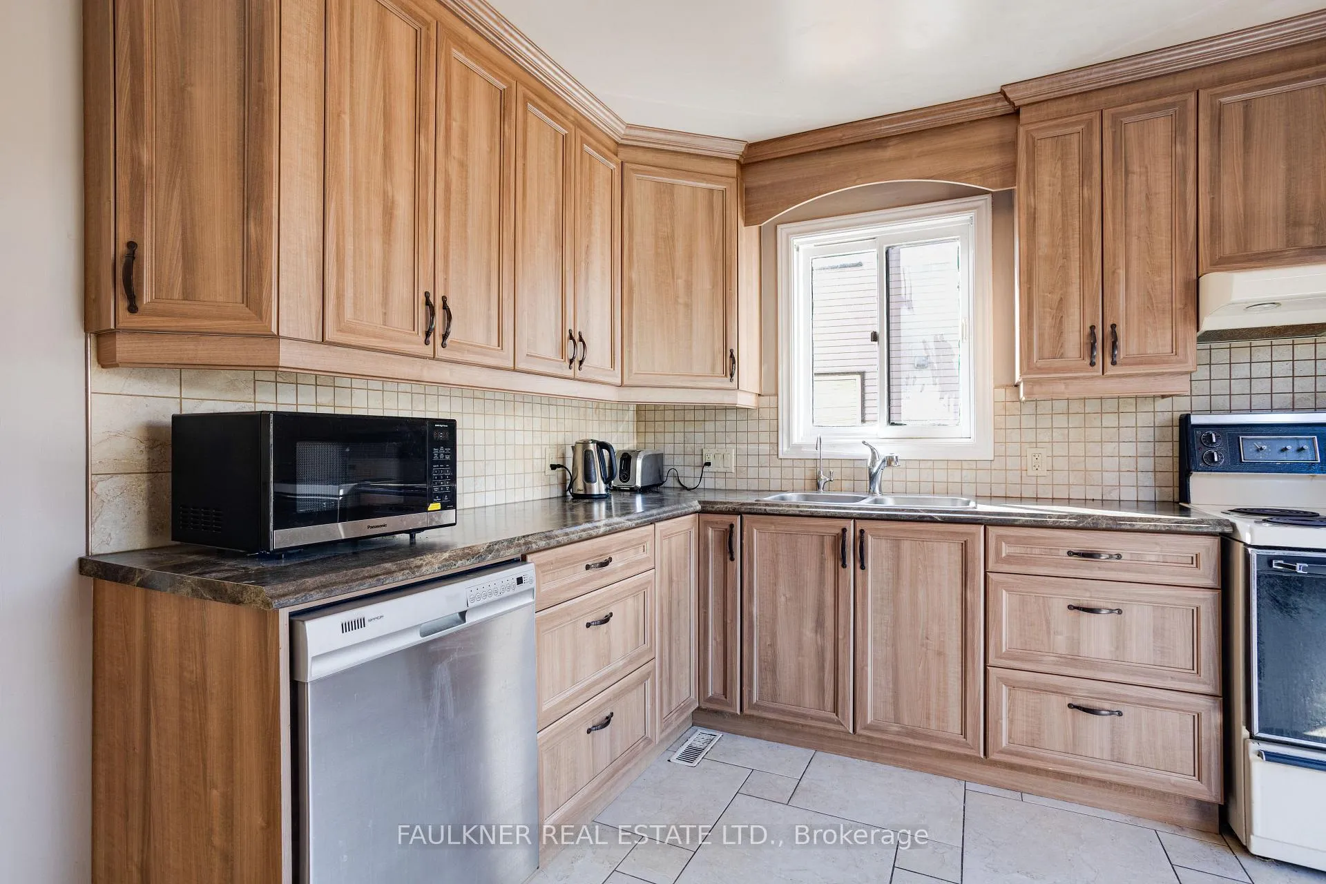 Photo 13 of 1807 Brousseau Crescent, Ottawa, Chateauneuf — HOMEH